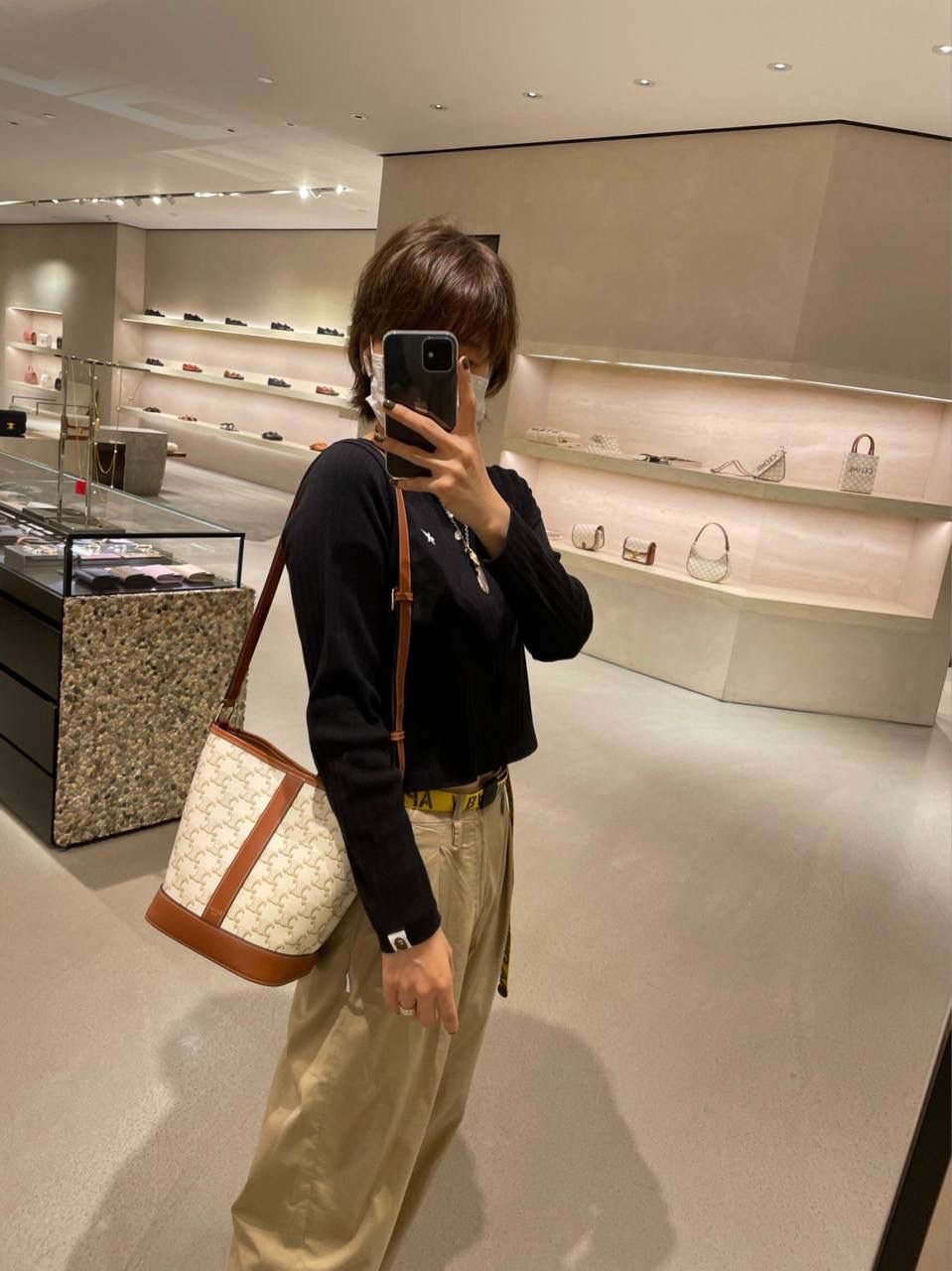 🔥大货实拍图 𝗖𝗘𝗟𝗜𝗡𝗘♥𝗧𝗥𝗜𝗢𝗠𝗣𝗛𝗘 𝗖𝗔𝗡𝗩𝗔𝗦小号水桶 型号：191442 尺寸：30*22*13cm。 小个子女生也能轻松hold住的水桶包🧡