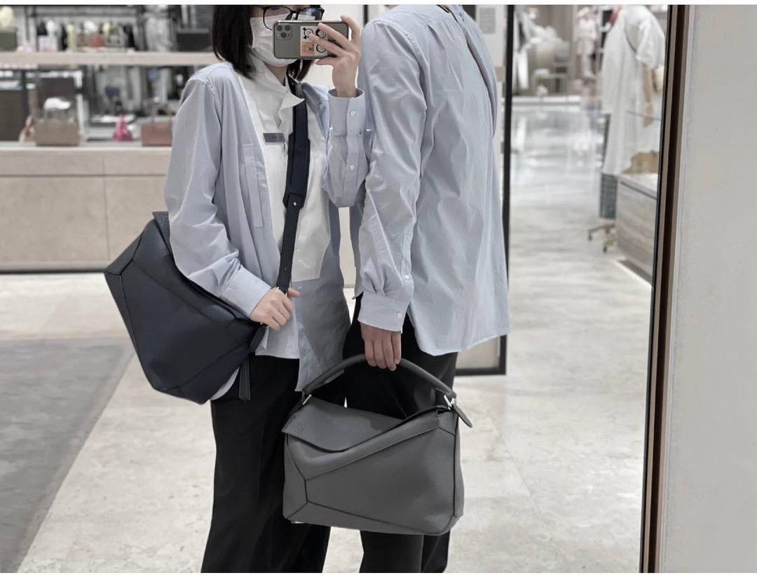 🎈大号𝘗𝘶𝘻𝘻𝘭𝘦 𝘌𝘥𝘨𝘦* ——【👉🏻黑色荔枝纹】 尺寸：𝟑𝟕-𝟏𝟗-𝟐𝟑𝐜𝐦 编码：260404 ❤️ 经典拼图系列，不规则立体几何设计，最具辨识度的立体廓形和几何美学，顶级进口机搭配德国沙菲线，独家定制五金，𝗬𝗞𝗞拉链拉头 ❤️容量超大，颜值高，四季百搭，日常出行通勤必备款