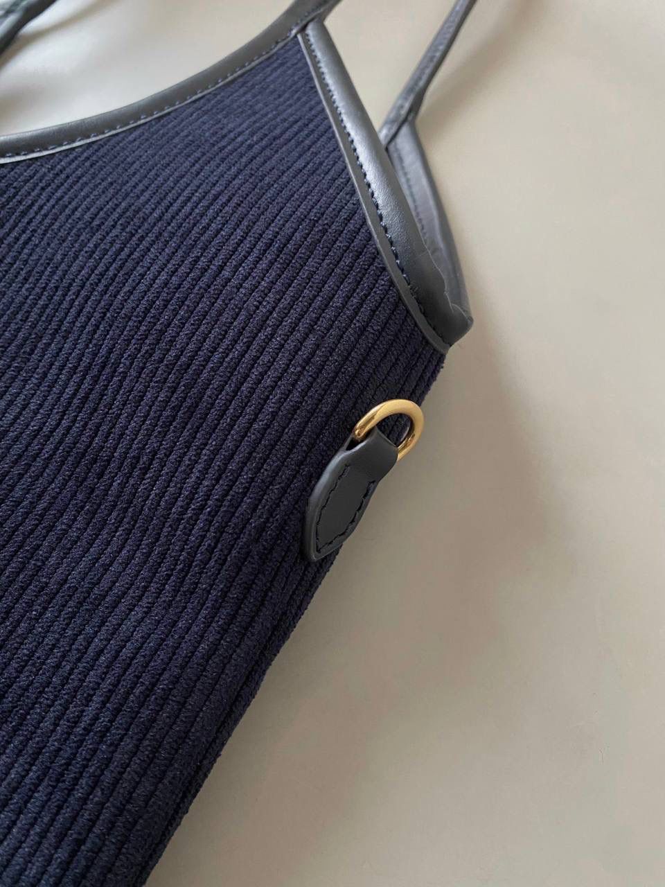 🈶海军蓝 𝗠𝗶𝘂𝗠𝗶𝘂 托特，大爆款 火爆全网miu系灯芯绒来啦！ 软绵绵质感，秋冬季的断货王！！ 它的质地厚实结实却又柔软舒适 是时尚界中不可或缺的百搭单品了 超大容量更不用多说，挺阔感满分 整体非常慵懒惬意，真的做到好看 好背 好用 35×40cm #F0110m