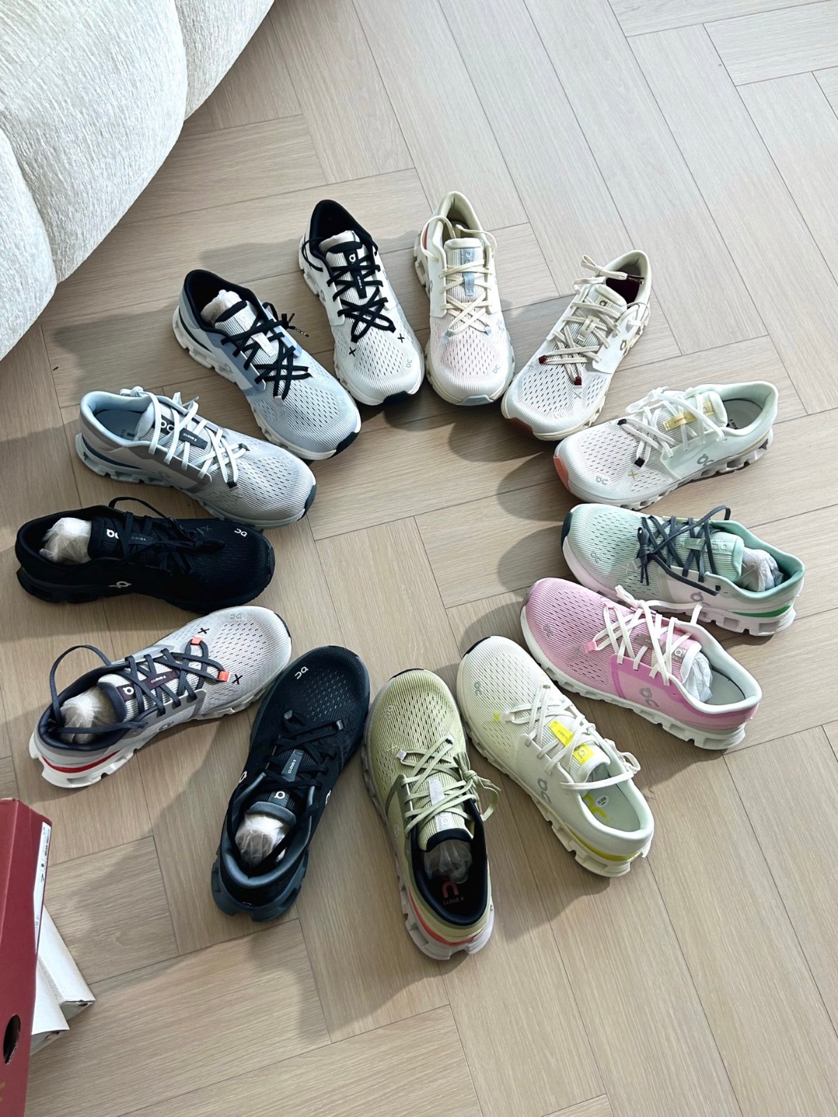 多色選擇/親子款/成人$388/兒童$288,2對起各减$10。On (昂跑) 的經典鞋款