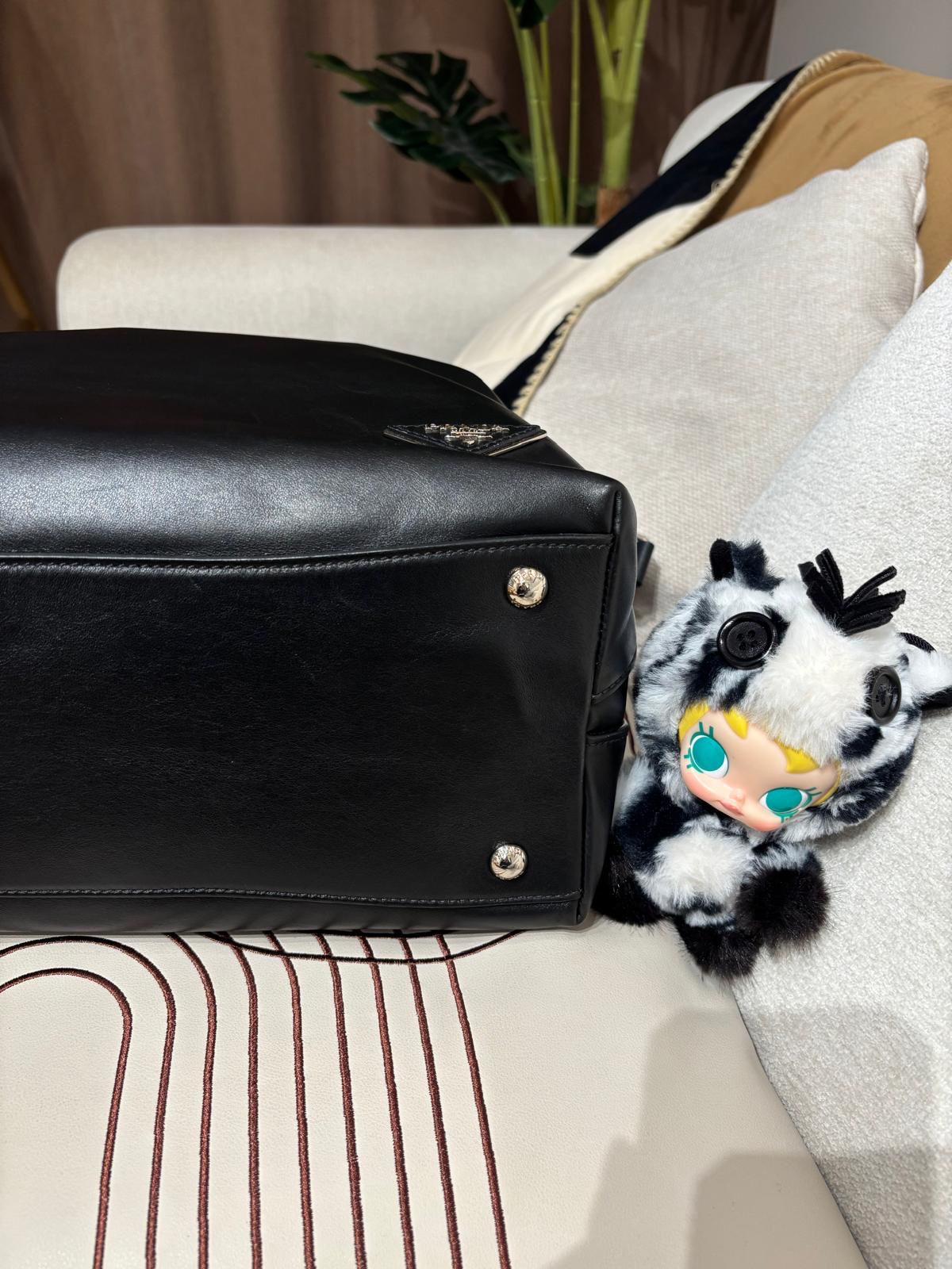 Prada shoulder bag Hobo Bag Calfskin 100%Authentic, 95%New ✅Dust bag