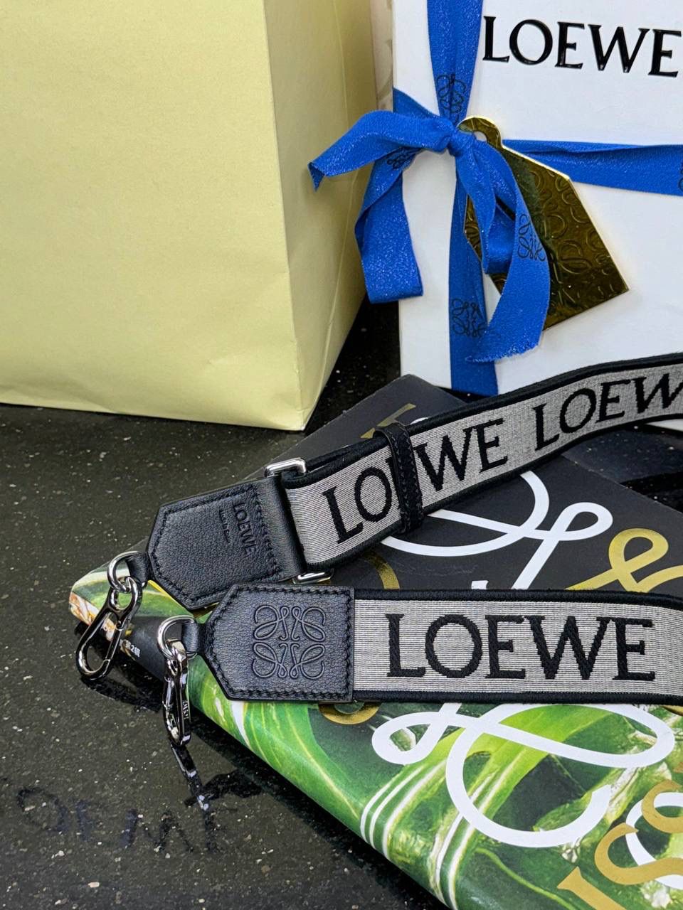 【黑/银尊享版】 —全新升级肩带出货啦❤️ 👉🏻独家进口机器，全新升级刺绣，无限接近砖贵𝙕𝙋👍 👉🏻满配Anagram图案，一条肩带，用途多多😀 长度：𝟗𝟗-𝟒𝐜𝐦 编码：182323 颜色：黑/银