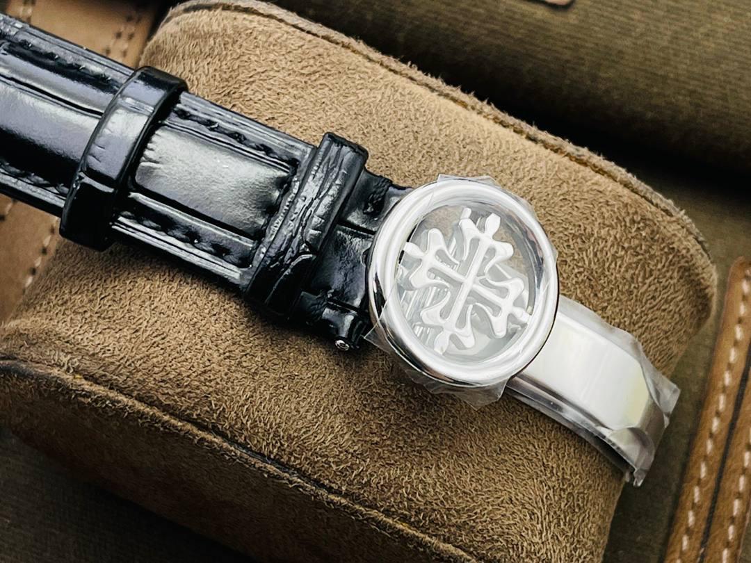 市场最高版本 百达.翡丽复杂功能计时5205G腕表！ 1⃣️历经两年不断对机芯进行改造与调试，一贯追求以原装工艺为目标！ 2⃣️直径38.5MM！ 3⃣️功能同原装一致，月相/星期/月份/日历！ 4⃣️字面为高难度双色渗透，非普通厂工艺！ 5⃣️蓝宝石玻璃镜面，表面镀多一层通透！ 6⃣️（技术突破)采用海鸥机芯改进为一体Cal.324S机芯！ 大小夹板均能做到完美倒角效果，并做镀铑加工。 7⃣️夹板采用瑞士进口宝石轴承点缀，色泽纯良，鲜艳自然。