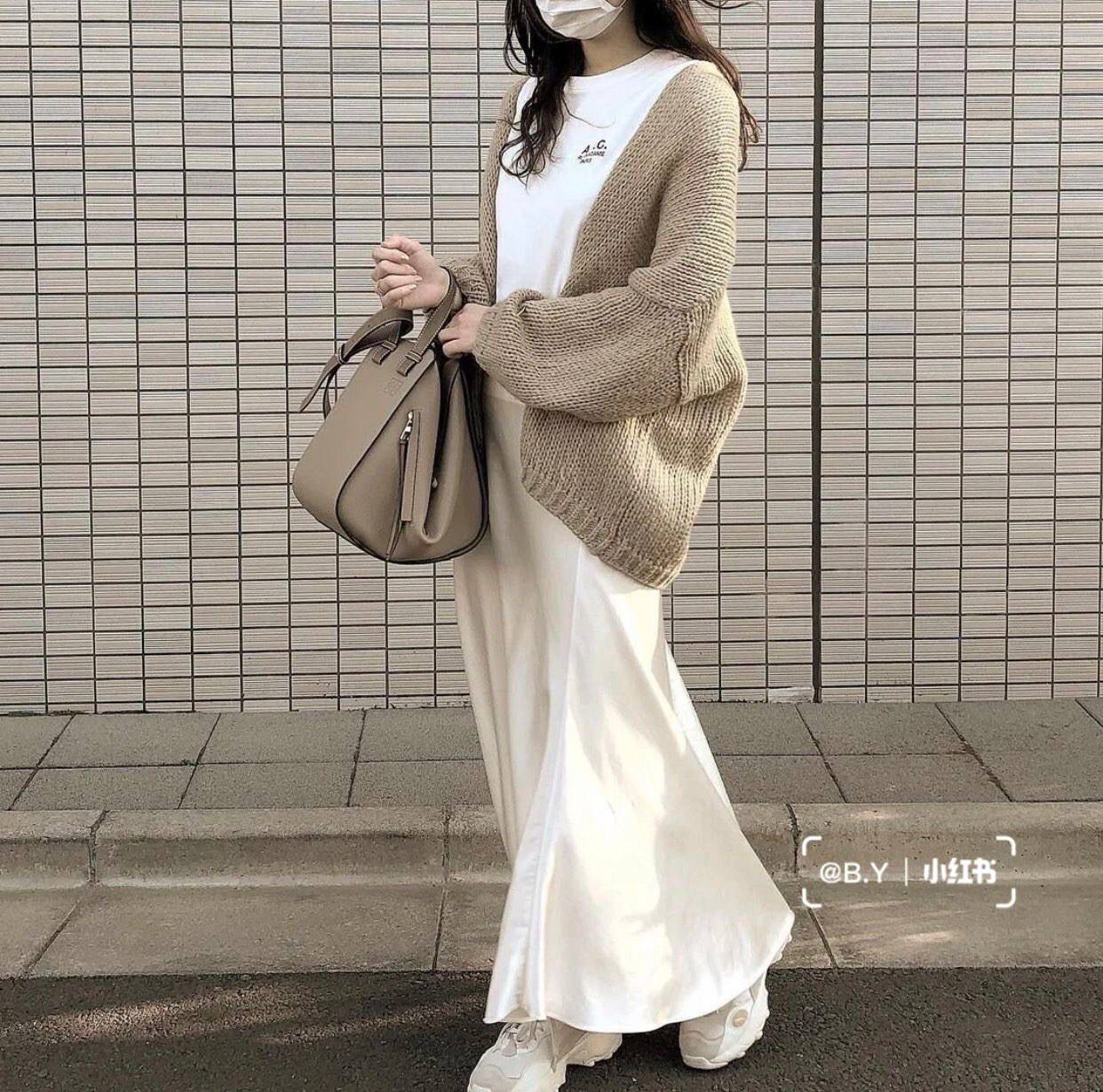 *小号𝘏𝘢𝘮𝘮𝘰𝘤𝘬吊床手袋 （荔枝纹/ 米杏） 尺寸:30-14-25cm 编码:688785【配全套礼盒】 带有柔软侧面包身的多功能手袋，容量大，可自由变换，多种背法，肩带可拆卸调节（斜背、侧挎、单肩、腋下、手拎…）内部钩扣封口，两个内部插袋，人字纹棉纺布衬里，Anagram压纹💕💕