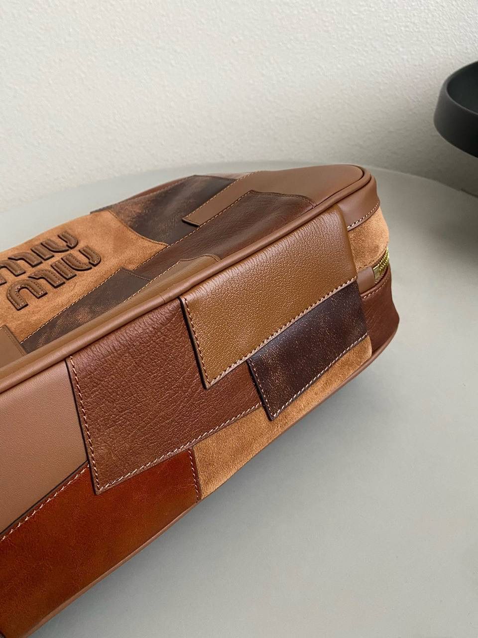 🈶拼接色 𝗠𝗶𝘂𝗠𝗶𝘂公文包，大爆款 这只大火啊！超有腔调的一款 简约精致的设计真的好耐看 不同色系拼接有点流浪感又透着高级 色彩搭配温暖而富有层次 把美拉德复古风拿捏的很到位 整体造型非常慵懒惬意，保证了舒适性和实用性的同时还兼顾了美观性 时尚，非它莫属了！ 23×34×12cm #F0020m