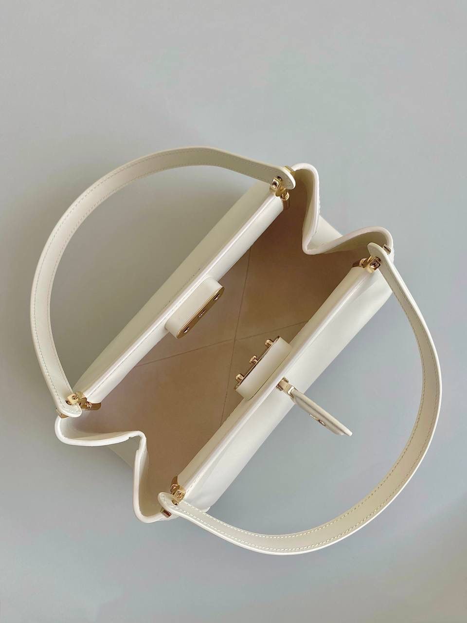 🈶米白小号 𝗗𝗜𝗢𝗥 𝗞𝗲𝘆手袋/腋下包 啊啊啊贵妇们还没买的都看过来 如此复古法式浪漫的包一定要拎在你手上 首批即出即断！都在翻单再翻单了！！ 早已大火全网时髦界，没有人不爱啊 独特的梯形包身➕细长手柄，优雅高贵 它的悬锁更是绝绝子，两个尺寸可选 小个子女生也可放心的冲大号 日常通勤什么大场合都能给你冲锋 拿捏得恰到好处，找不出一处缺点地方 真是把复古风玩得明明白白，美死了！！ 22×12.5×12cm，#6098m