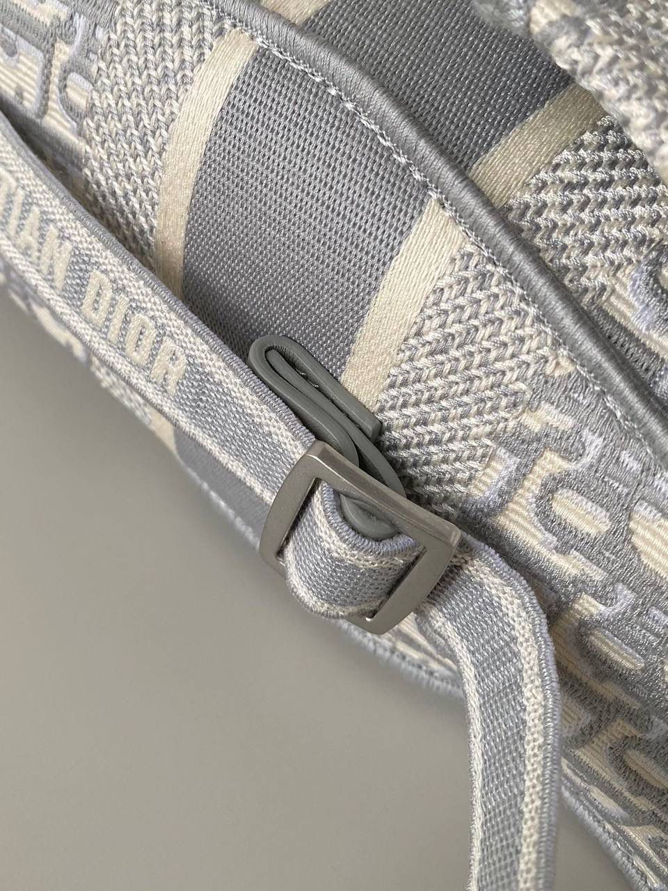 🈶岩石灰大号 𝗗𝗜𝗢𝗥 𝗢𝗯𝗹𝗶𝗾𝘂𝗲经典邮差包 呼声需求最高！这颜值众人一眼必入手，太好看了呀❕设计师真的太厉害，全新灰色系列已经俘虏了忠粉的火热反响！一见钟情一点也不夸张，超级爱～ size：27×28×11cm #M928m