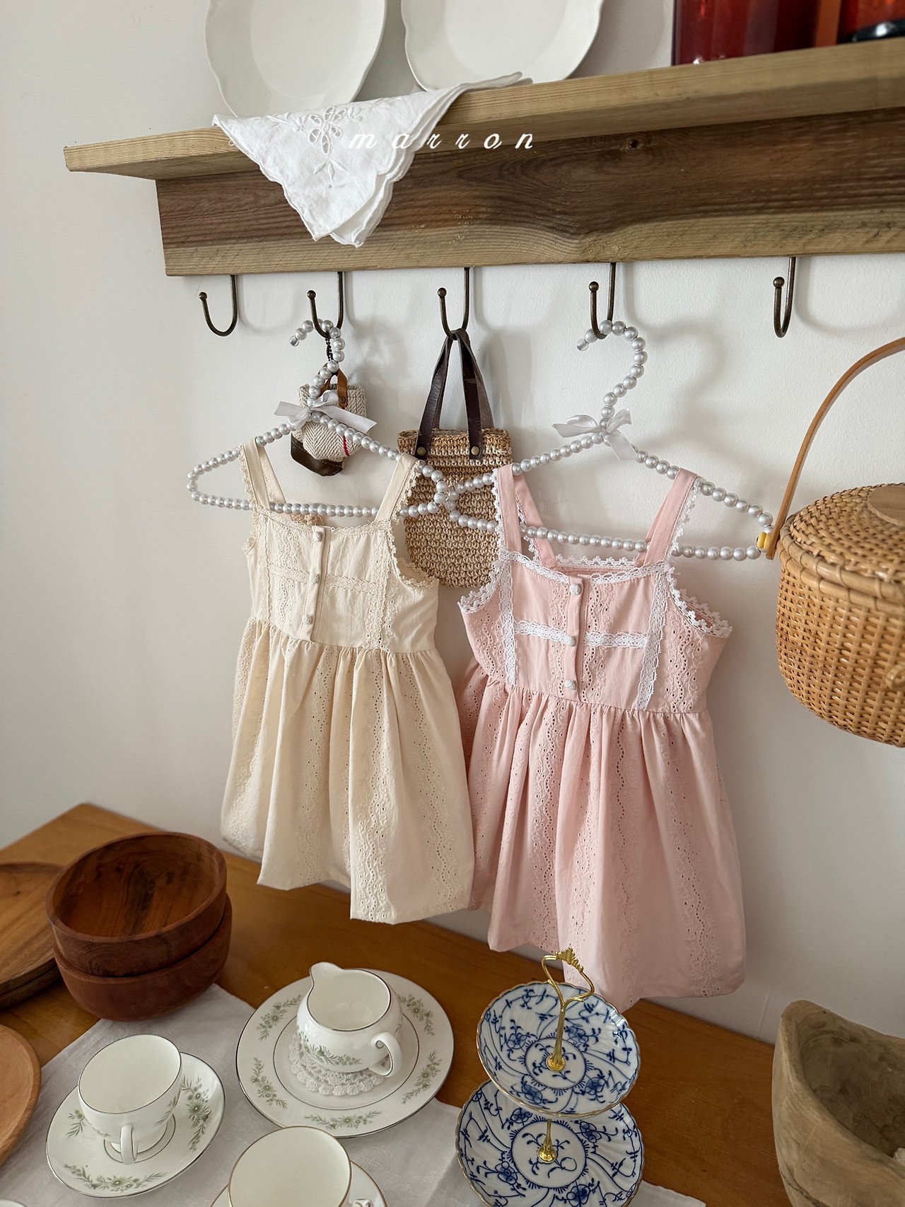 ☀️預訂 韓國直送☀️🇰🇷Marron兩色蕾絲提花花邊吊帶連身裙