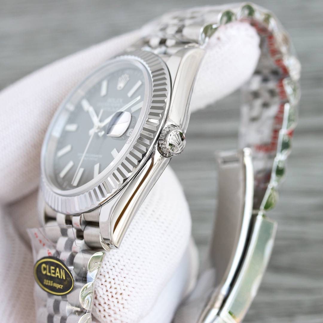 clean厂/C厂 劳力士日志型系列机械男表，正品原装开模 🎮DG1 1:搭载一比一超级3235一体机芯 动力72小时 无卡度机芯装饰 机芯及其稳定 2:整表904L精钢 /搭配ar厂钢带 以及ip真空电镀铂金牙圈 /掉色免费更换 3:表盘颜色无限接近原装 4:全市场唯一日历字体对版 后续1-31号挨个字体真假对比 🎮 5:唯一做到指针夜光/字钉夜光 做到同色 因为都是第三方工厂加工+自购瑞士 c1+c3夜光粉 6:字钉/皇冠唛头钉 全白金电镀处理
