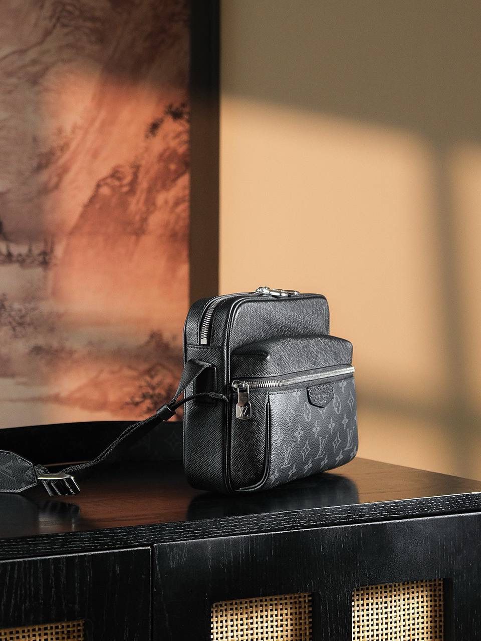 𝙊𝙐𝙏𝘿𝙊𝙊𝙍 邮差包👜✨ 法国🇫🇷原厂皮/纯钢五金 尺寸:29.5*20*10.5cm 经典又不失大气的邮差包，正面的银色拉链与金属件上精致细节，可调节肩带打造轻松背携体验！轻便且耐装，实用性强！无论是休闲，商务，运动风它都能妥妥搭配上！推荐种草，越看越耐看！