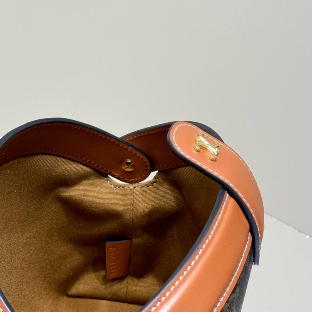 🔥大货实拍图 𝗖𝗘𝗟𝗜𝗡𝗘 ♥️ 𝗧𝗥𝗜𝗢𝗠𝗣𝗛𝗘手拿包 型号：100772 尺寸：24*8.5*15cm CELINE老花系列又新晋一款手包，容量很足够，试过手抓起来不会扁扁塌塌的感觉💫