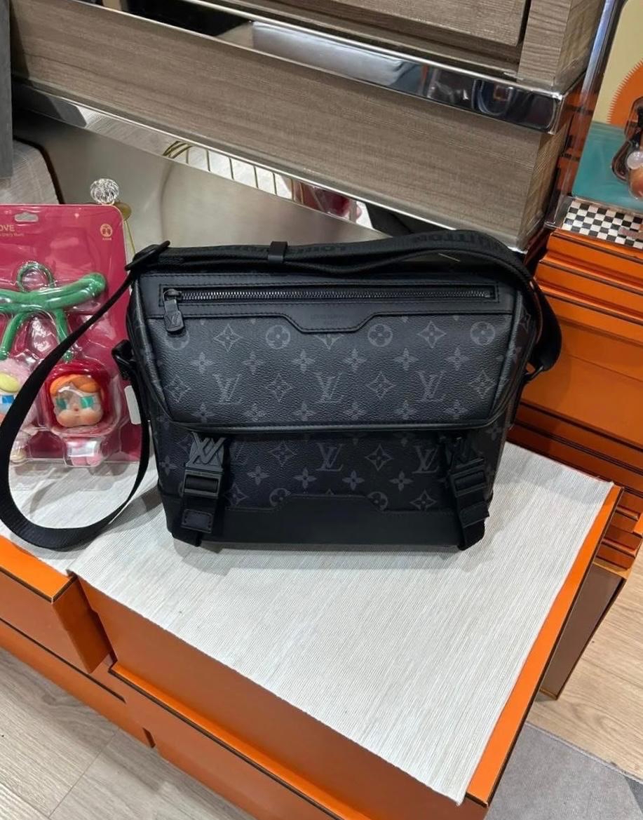 Lv Messenger Voyager PM M12517 NFC  100%Authentic,98%new✅dust bag 