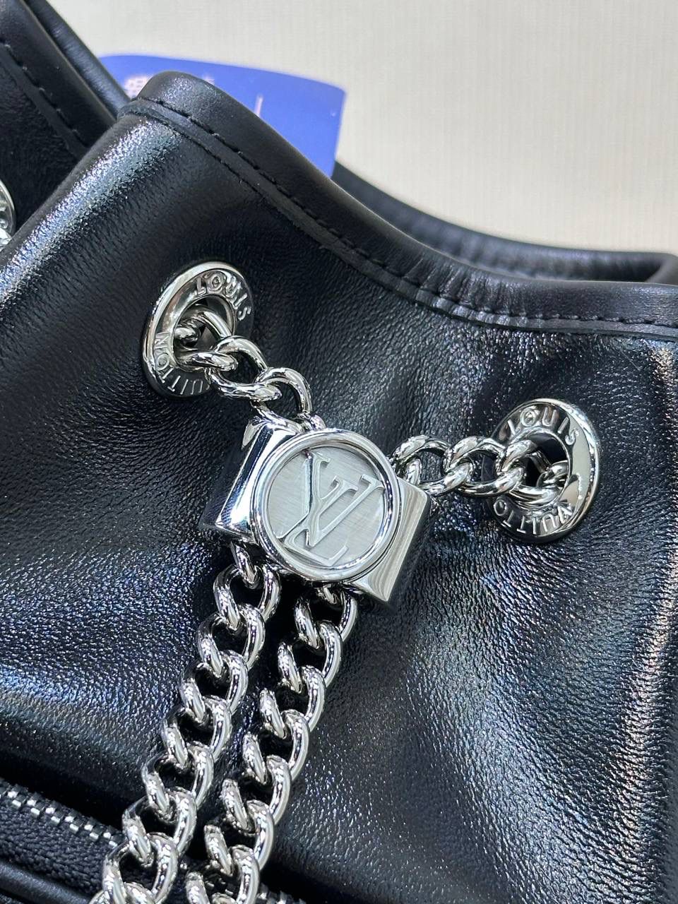 LV炫酷水桶包👜✨ 见多了 这么炫酷的还是第一次， lv本季最瞩目的一只水桶包， 以摩登摇滚型格 焕新经典Noé手袋元素， 正面凸出的拉链袋， 亮银色链条充当抽绳的设计， 将优雅灵动与时髦炫酷完美融合😍❤️