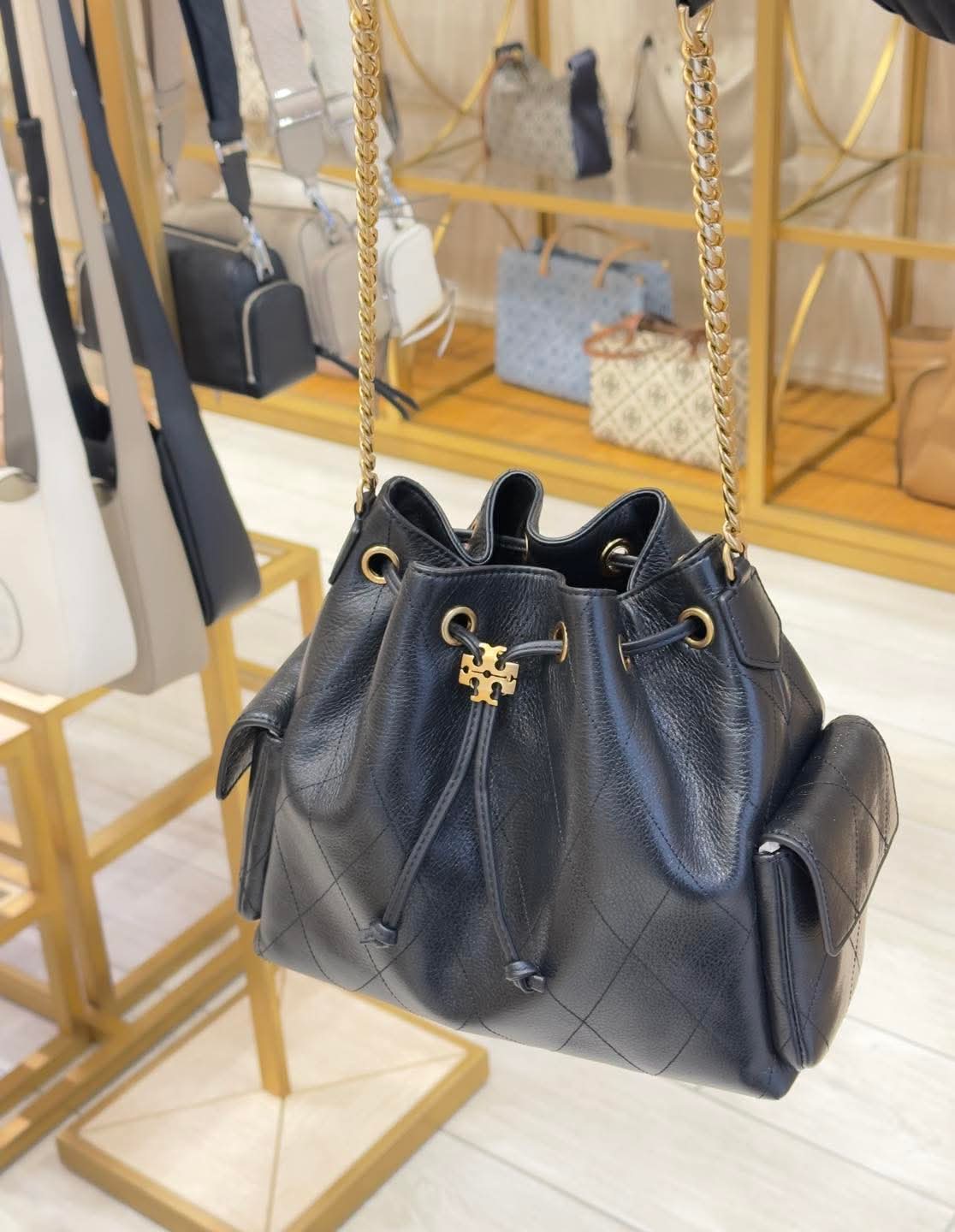 香港現貨-Tory Burch CHARLIE QUILTED DRAWSTRING SHOULDER BAG blk