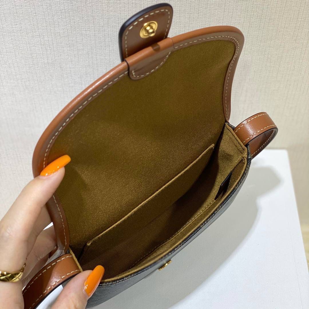 🔥大货实拍图 𝗖𝗘𝗟𝗜𝗡𝗘♥𝗧𝗥𝗜𝗢𝗠𝗣𝗛𝗘 𝗖𝗔𝗡𝗩𝗔𝗦 𝗕𝗘𝗦𝗔𝗖𝗘 嗨～复古老花yyds新草报道～圆滚滚的小马鞍很是讨喜🤩～ 型号：196702 尺寸：15*11*4cm 关于放手机这个问题，iphone 12 pro妥妥的放得下哦！还可以再放下卡包钥匙！话说现在姐妹们的手机大多都是捏在手上的吧😂所以更不成问题啦～