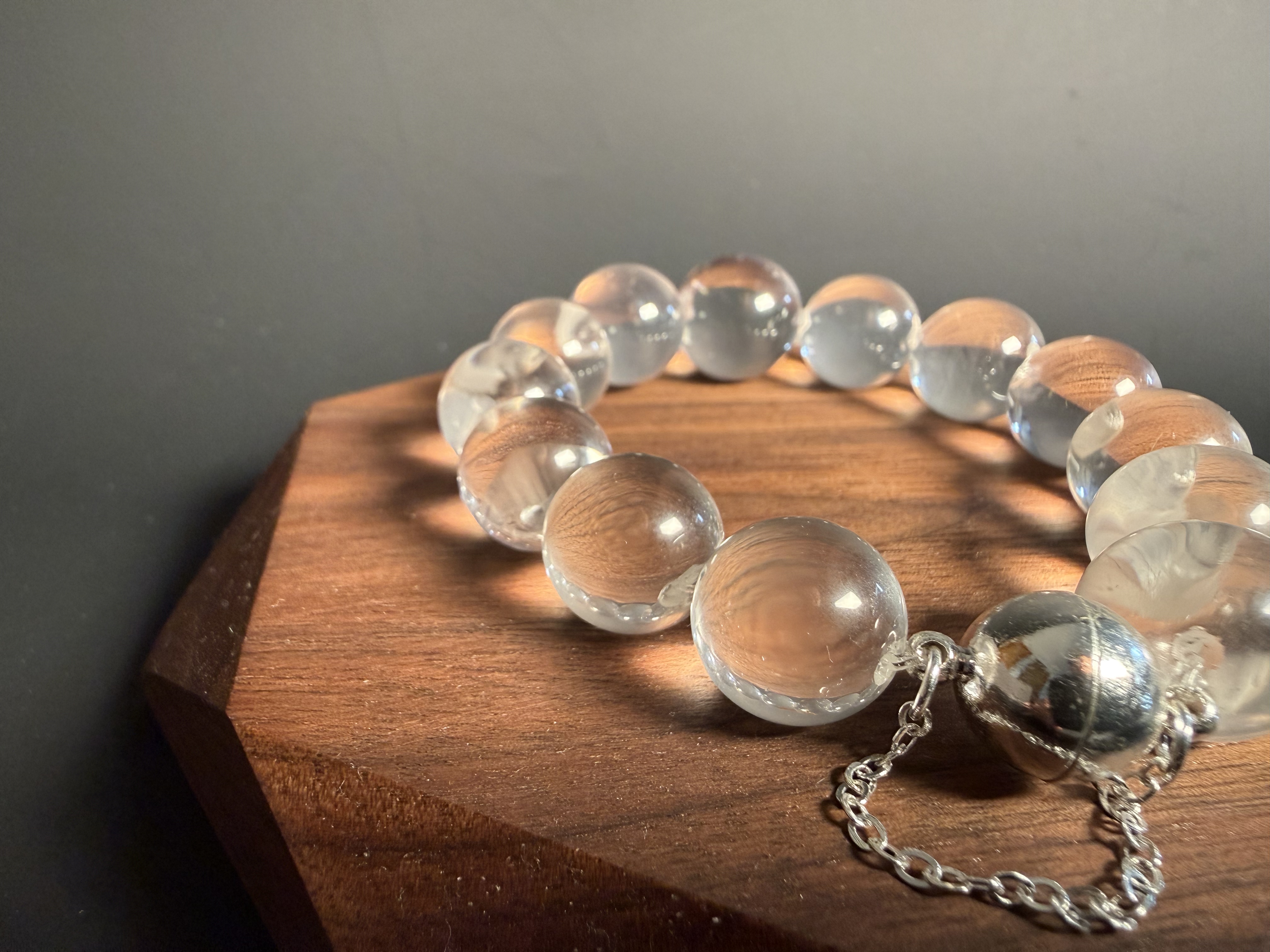 牛鼻孔白水晶磁吸手串 （14至16mm） (Option 1)