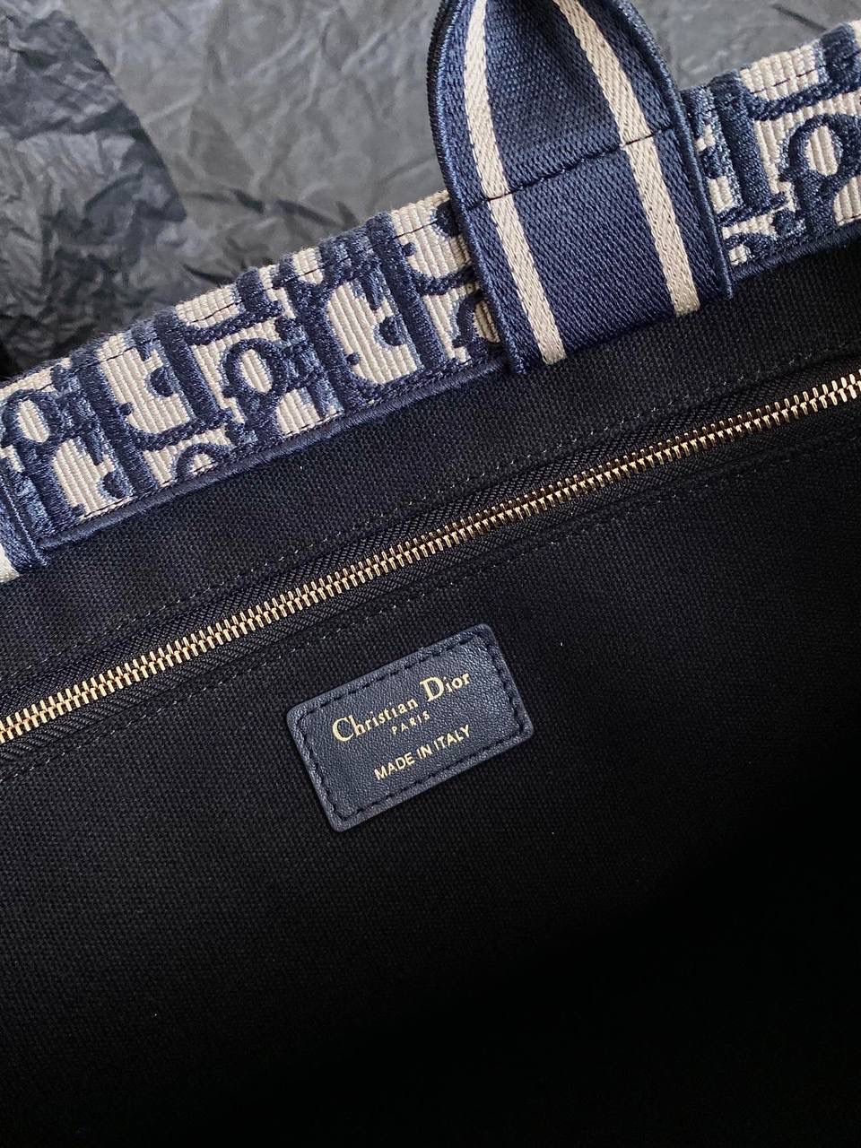 🈶老花蓝，新版中号 𝗗𝗜𝗢𝗥 𝗯𝗼𝗼𝗸 𝘁𝗼𝘁𝗲24早春新款 不得不说，D家确实好会玩啊 可以背的托特来了！简直不要太棒 在最最最经典的托特上又衍生爆款了❤️‍🔥😍 越来越多人爱背大包真正的无性别之分 不管手拎斜挎，通勤健身出差毫无压力 整体有型不会塌，恨不得天天背 大包爱好者可以闭眼收了！！ 36×16×27cm