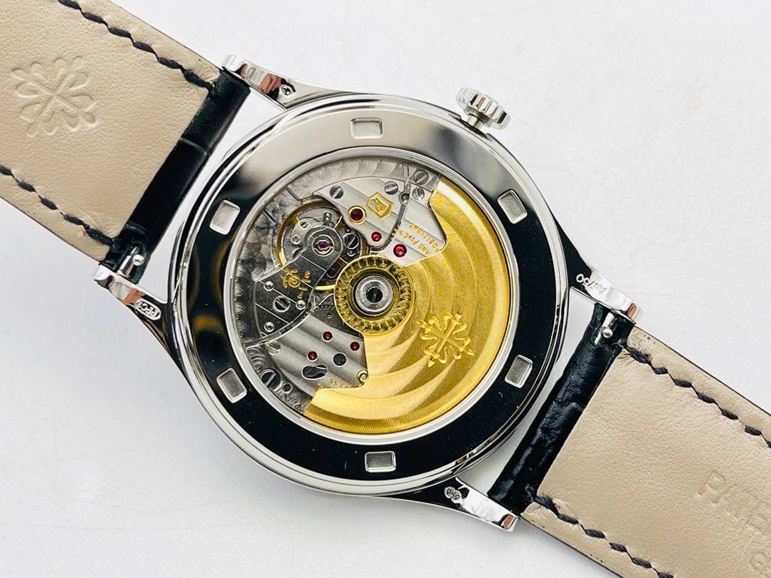 2021心诚所致，震撼推出精细美学代表之作——百达.翡丽古典表系列——5296V3版！【细节升级如下】腕表尺寸38mmX9mm 薄而有质！🤩😍 1⃣️完善表壳细节，提升打磨质量，独家还原出正品的完美比例和特有质感。 2⃣️刻度，指针采用最新的贵金属电镀技术加持，效果更佳出彩！ 3⃣️“锅盖型”微凸蓝宝表镜，版型与正品一致，效果通透，辨时清晰。 4⃣️【引领一体机时代】采用定制版Cal.324一体机——更薄，更稳，更像。 【表带】经典意大利小牛皮表带，纹路清晰，质感上乘。针式表扣打磨齐整光亮，通用原装无压力。