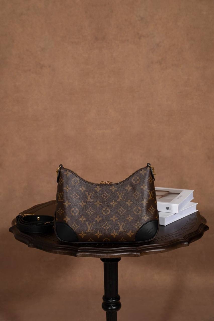 LV BOULONGNE 🥐 爆款之王 🥹 这款真的超火，一看就知道为什么会爆🔥 包型是牛角包，小巧可爱但超级能装，日常出门完全够用。 复古＋时尚的设计，颜值真的很高，怎么背都好看👍👍 肩带可拆又可调，想斜挎、单肩都 OK～ 加上链条马上变腋下包，气质直接拉满✨ Size：29 × 16 × 9.5 cm 好看又实用，真的是必入款 💖