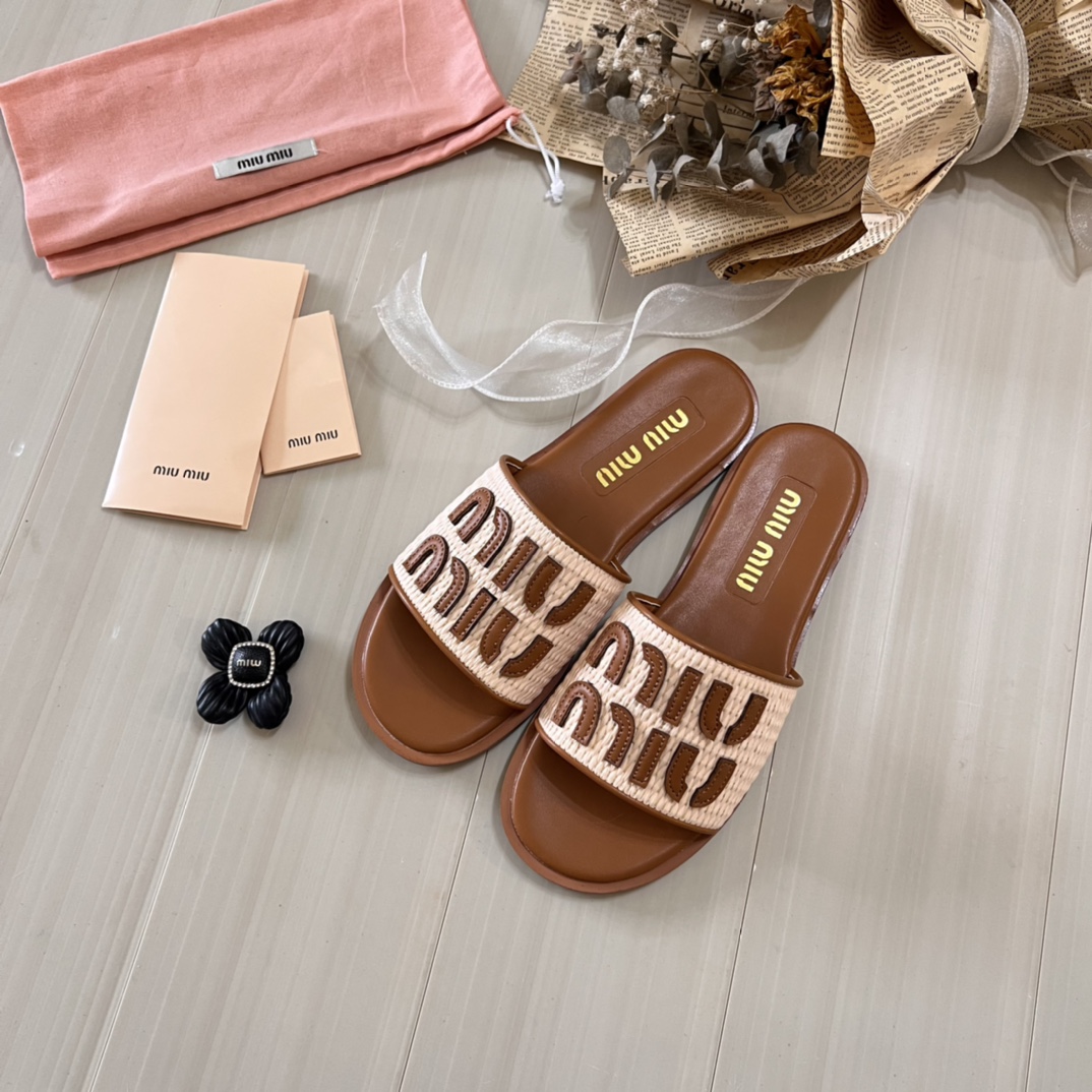 $295對。2包選擇​🎀 Miu Miu 2026 初夏限定：編織平底拖鞋