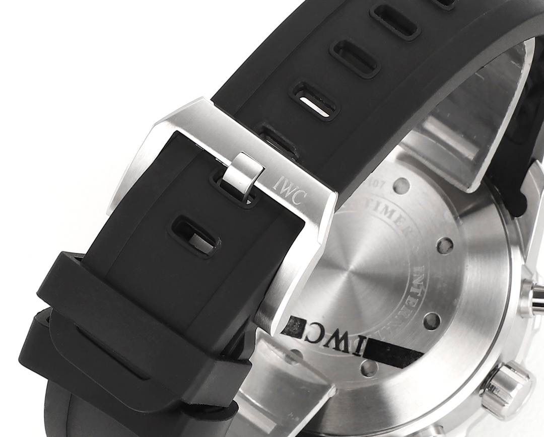 IWC万国海洋计时系列，一款直正潜水与计时融合的腕表。超高的颜值 具备「背景照明」的旋转式潜水外圈。多功能外圈里面是4毫米阔的蓝宝石玻璃圆环，底部有印花及涂上浓缩的Super-LumiNova®夜光涂层。粗犷的时标和刻度，并覆有银光涂层，在昏暗的环境中发出光芒，让时间时时掌握。材质： 316L精钢 直径： 44毫米 机芯：Asia-7750机芯🔥