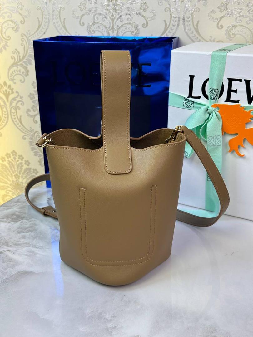 ♥️𝙈𝙞𝙣𝙞 𝙋𝙚𝙗𝙗𝙡𝙚 𝘽𝙪𝙘𝙠𝙚𝙩 ——【橡木棕】 尺寸：𝟏𝟔-𝟏𝟔-𝟗.𝟓𝐜𝐦 编码：062339 【配全套礼盒】 🎈标志性Anagram鹅卵石点缀，配以纯粹简约线条以及瞩目设计风格，诠释全新𝙋𝙚𝙗𝙗𝙡𝙚手袋👜 🎈自带一根🉑拆卸🉑调节的肩带，一包多背，多样化风格，秀场大放异彩😀内里容量超大，日常实用性强👌 🎈配全套专柜礼盒🎁，给你满满的仪式感👀