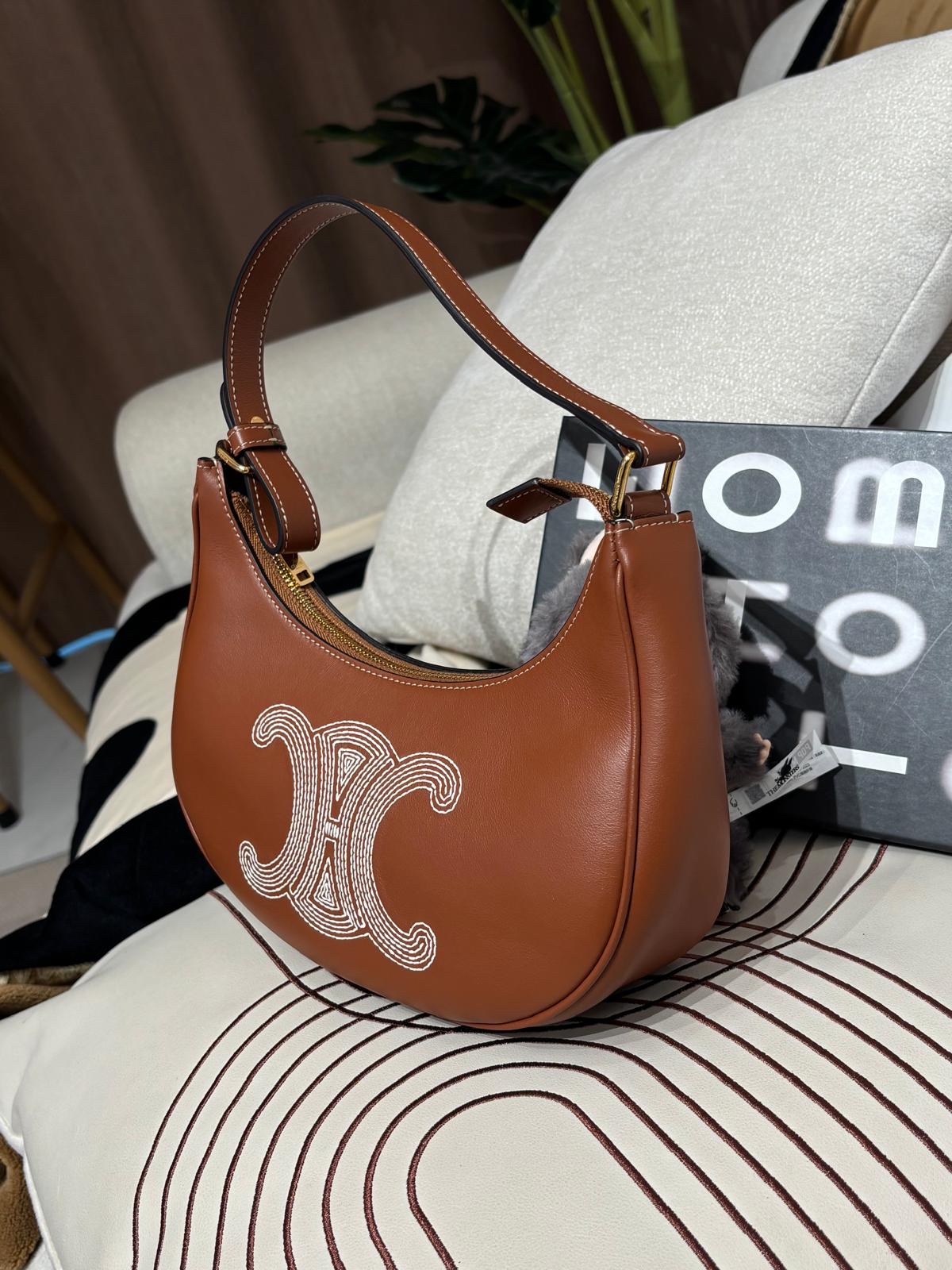 Celine Ava medium hobo calfskin 凱旋門logo 100%Authentic ,98%new✅dust bag