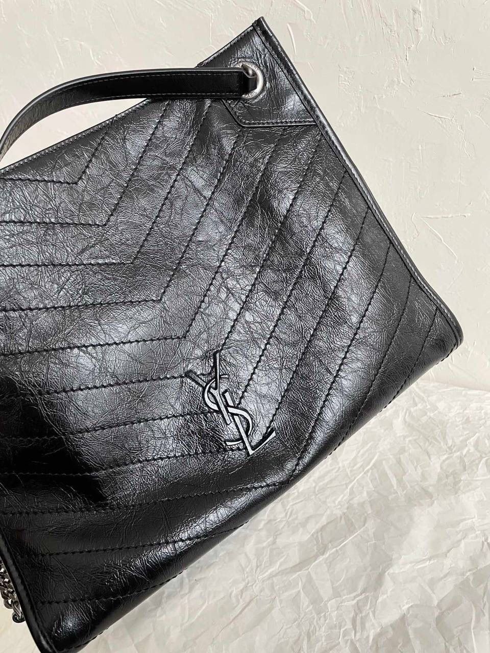 再次回货❗️ ys1 niki购物袋中号油蜡黑🖤 niki的衍生品中最好看的一只 暗黑系的黑色甜心 电脑书本笔记本A4纸都能放 通勤背也很不错，实用且好看 很多tote的口是敞开的 这只有个吸铁扣，安全感满满 真心推荐哟 33×27×11.5cm577999m