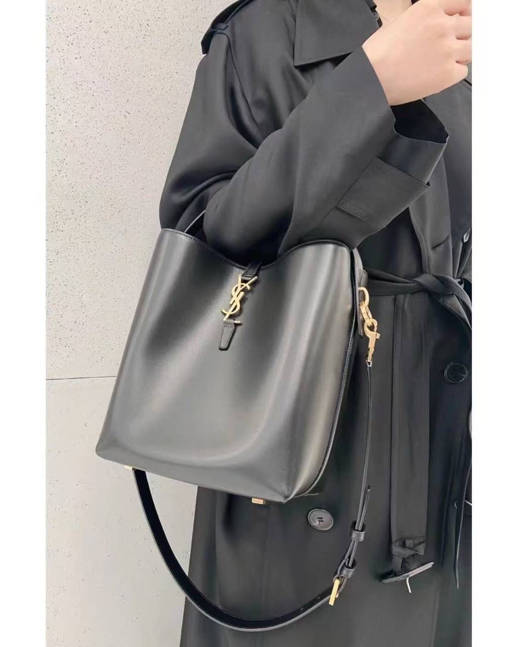 现货啦❗️ ys1 le37 手提水桶包中号🕋 喜欢背水桶包的姐妹不要错过这只 整个包身用的是光面的小牛皮 怎么背都不变形，质感持续保持 风格依旧是他们家简单又自带酷飒的设计 水桶包最好的一点就是容量巨大！ 没有tote那么大，却可以装下整个宇宙 🉑手提🉑斜挎，怎么搭都行～ 老规矩还是zp开发 这次的皮料拿到的可以说是相似度最高的一次！ 你们自己看对比图，像到我都分辨不出谁是谁 你们闭着眼睛冲，品质就交给我们哈！ 迷你：15x13x6cm 小号：20x17x13cm 中号：25×20×16cm742828m