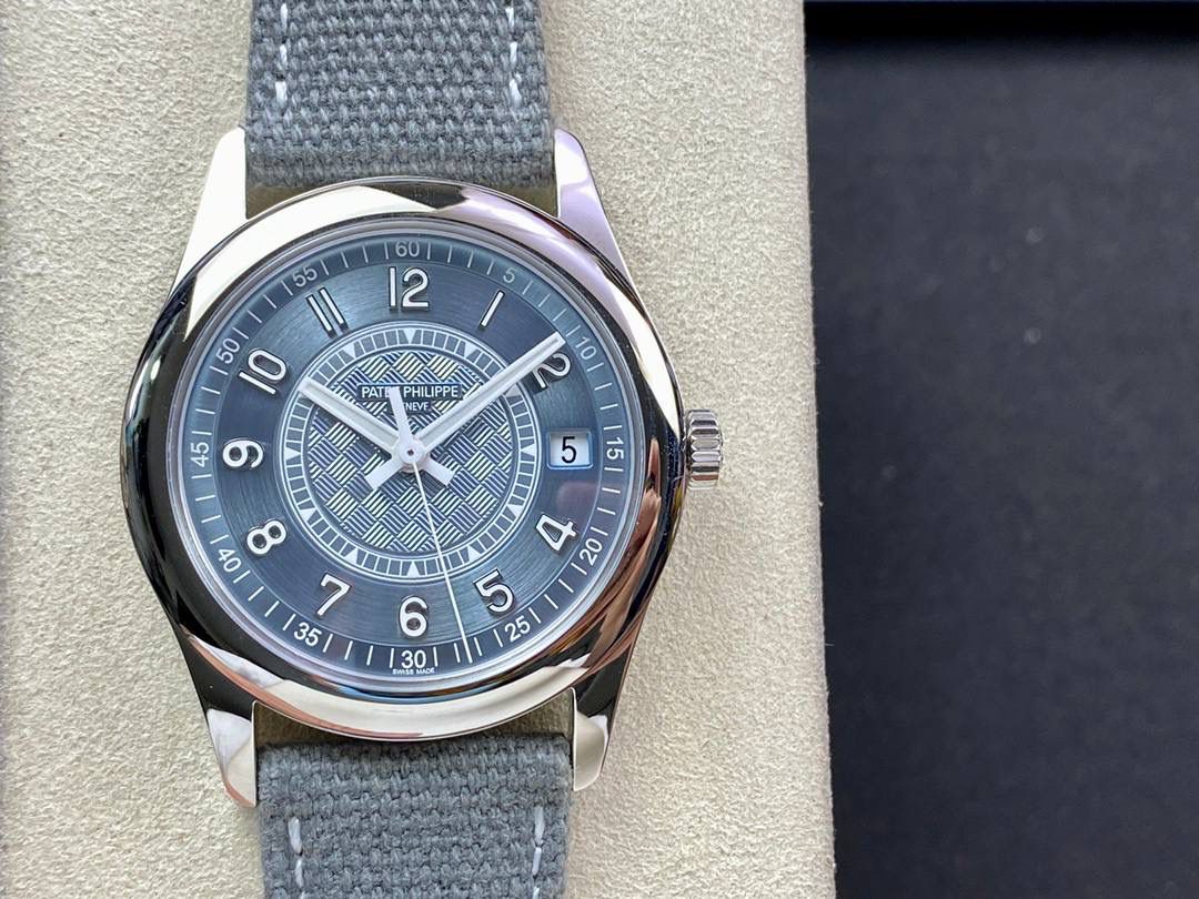 全新推出升级V2版 PP百达翡丽6007A-001Calatrava(普朗莱乌特制表大楼纪念款).V2版颜色经过数次调配，终于显示了PP独家的灰蓝色(既不灰，也不蓝)，100%还原百达翡丽的“蓝色贵族”.✨✨ 腕表40MM采用不锈钢材质的表壳以及宽阔的弧形表圈设计，线条优雅细节到位，十分醒目。充满动感活力的表盘结构，具有“碳型”菱格纹理和LOGO的机镂圆盘，三角形标记的轨道式刻度环，压嵌式阿拉伯立体字块，整体的灰蓝色沉稳典雅。蓝宝石水晶透盖上刻有Calatrava十字星图案和“New Manufacture2019”字样。搭载了兄弟厂PPF独家定制的第三代Cal.324SC一体机芯，配备硅游丝。动力储存 45 小时。表带白色缝线的小牛皮也独具特色，经压花处理，呈现出纺织面料纹理，有强烈的运动感🏃‼️