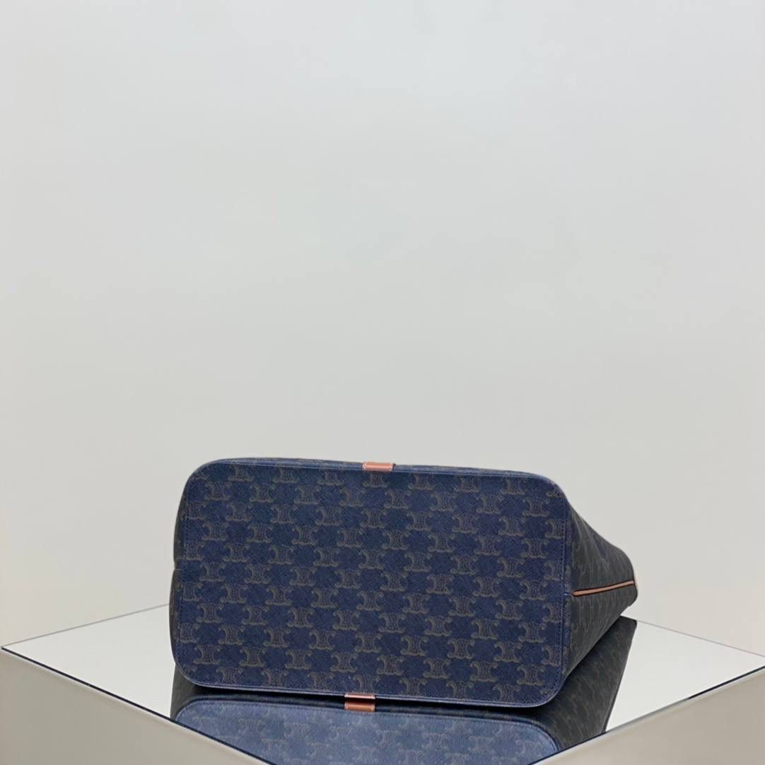 🔥大货实拍图 𝗖𝗘𝗟𝗜𝗡𝗘♥𝗧𝗥𝗜𝗢𝗠𝗣𝗛𝗘 𝗖𝗔𝗡𝗩𝗔𝗦购物袋 型号：191112 尺寸：30*37*22cm CELINE老花购物袋💁‍♀️不想和人撞包的妹子们可以考虑这款哦！经典的老花设计，简单又耐看，低调而不张扬，包包是磁扣开合，使用起来也很安全！