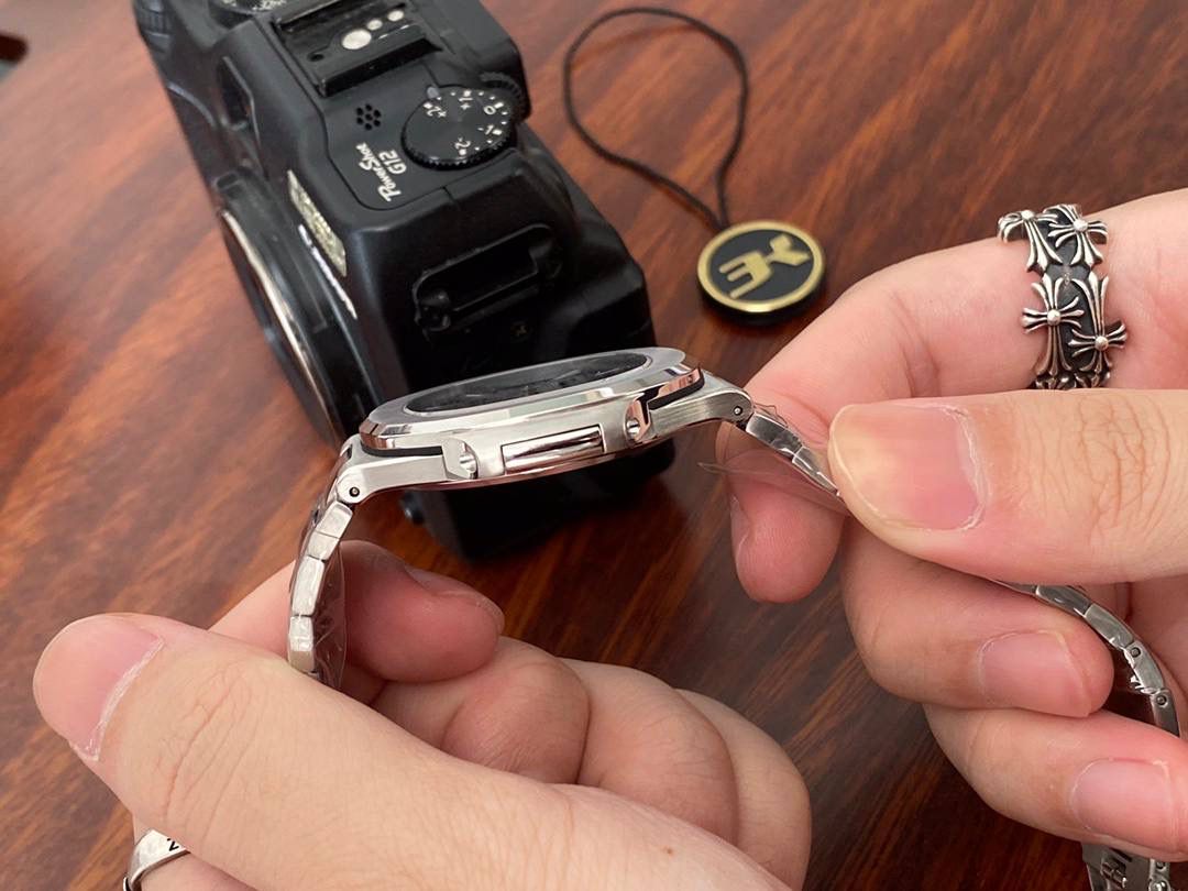 鹦鹉螺市场独家专用机芯，升级无噪音刻字版原版机芯🔥🔥 详细升级解读: 1.升级机芯全部精雕刻字，清晰不磨损，纹理做到极致。 2.升级自动陀片，采用瑞士超精密轴承，业界史无前例的安装陀片工艺。做到百分百降噪音。 3.原版机芯，无假夹版，无假摆轮，无假红宝石。WY-3k厂完整的复刻出3.3毫米的绝版高品质324SC机芯. 4..升级表盘刻度夜光超亮，而且整体做到和谐一致同步亮度。 5.鹦鹉螺经典蓝盘，目前改进与正品一致的颜色，秒杀其他工厂的表盘细节和做工。 6.日历窗口每一只手表做了水平正位，不出现偏斜遮挡。 7.把头调节档位顺畅度的多次调试，调试到最佳状态。使得升级版手雷调校时间和上链的手感畅顺 8.升级了整个手表厚度8.3毫米，完美实现全网最薄机械表，等同原装厚度。佩戴起来舒适无比。 9.重点强调324Sc机芯顺时针调日历，也就是由上往下调日历。注意辨析和正品一致。 10.调节时间的时候，拉表冠二挡。大秒针是不停止的。和正品也是一致。