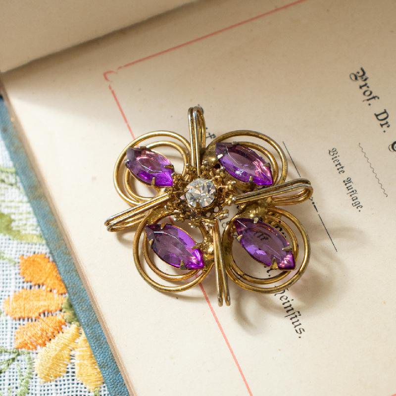 c.a. 1940-50s Old English Faceted Amethyst Glass Wired Flower-Shape Brooch (EA1759)