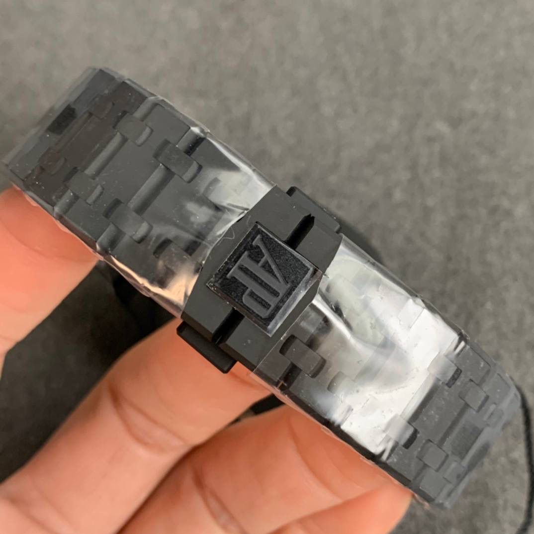 【修正主要细节】1️⃣.表盘“Audemars Piguet”与表盘是呈现凸起状，而非持平状态。2️⃣.ZF通过提升成从而提升技术，把日历的字体做到极致。3️⃣.各位可以对比一下现在市面的所有版本，会发现ZF表盘上的“饼干纹理”更佳立体。饼干纹上的细纹十分精妙。表盘颜色也可傲视群雄！4️⃣.钢带头粒的“缓冲带”致敬原装，松紧的感觉一模一样。这也是尝试了无数次的结果。5️⃣.钢带扣上的AP字印LOGO是可以微微活动的，品味原装的细节，才能体现精髓。6️⃣.超级自动陀，颜色于原装一致（市面一般版本均偏红）其上的ap家族徽章浮雕也更加精致润泽。超神不用解释💯🔥