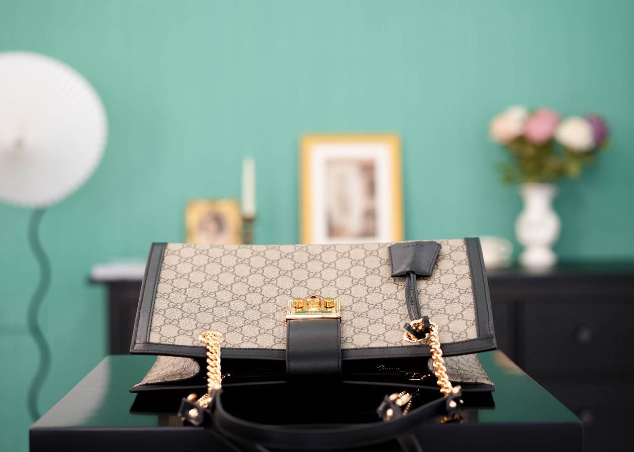 🥯Padlock系列GG中号肩背包 老花黑色 35cm 休闲、随意、有范 且非常大牌的款真的非Padlock这款购物袋不可 这个尺寸比较通勤风一些，大容量 包身轻便，非常适合上班族！ 官方款号 479197 尺寸：35x23.5x14cm