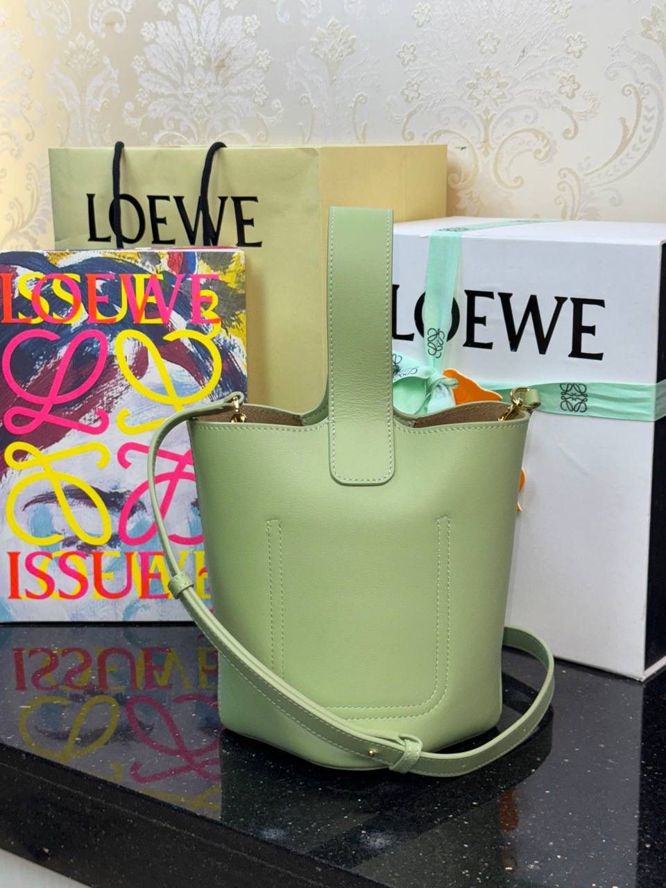 ♥️𝙈𝙞𝙣𝙞 𝙋𝙚𝙗𝙗𝙡𝙚 𝘽𝙪𝙘𝙠𝙚𝙩 ——【浅梨色】 尺寸：𝟏𝟔-𝟏𝟔-𝟗.𝟓𝐜𝐦 编码：062339 🎈标志性Anagram鹅卵石点缀，配以纯粹简约线条以及瞩目设计风格，诠释全新𝙋𝙚𝙗𝙗𝙡𝙚手袋👜 🎈自带一根🉑拆卸🉑调节的肩带，一包多背，多样化风格，秀场大放异彩😀内里容量超大，日常实用性强👌 🎈配全套专柜礼盒🎁，给你满满的仪式感👀