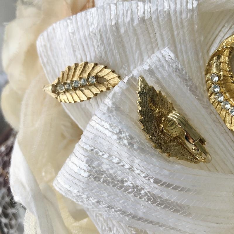 C.a. 1950-60s Rhinestone Lined Texture Leafy Jewelry Set of Brooch & Clip Earrings from Canada (MT854)
