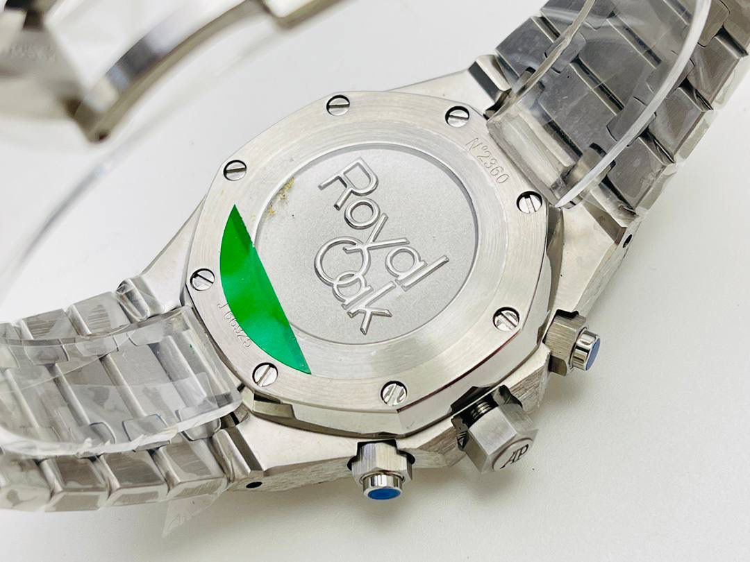 AP爱.彼皇家橡树系列26331OR多功能计时机械腕表41MM！ 1⃣️【机芯】7750改原装机芯 6字位小秒 功能与原装一致！ 2⃣️【表镜】表镜选用进口蓝宝石玻璃镜面！ 3⃣️【表壳】采用进口316精钢表壳，表壳通过拉丝和部分抛光打磨处理之后，忽明忽暗展现出精致而硬气的独特气质！ 4⃣️【头粒】头粒设计与专柜一致可以微调 佩戴更佳贴手舒适 经过多道工序的打磨和磨砂处理，终把AP特有的八角型表圈表达出棱角分明的线条！ 5⃣️【表盘】超强夜光显示，可以在任何环境下读取时间！