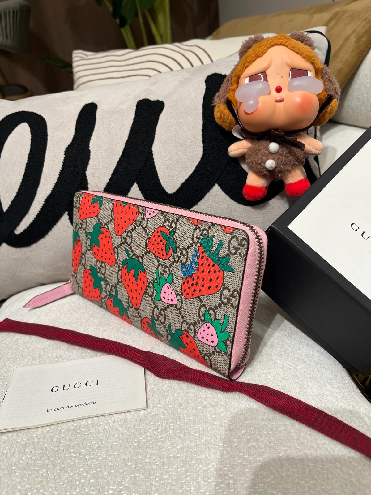 GUCCI Strawberry Printed zip long Wallet GG Supreme,100%Authentic ,unused ✅booklet✅塵袋✅box