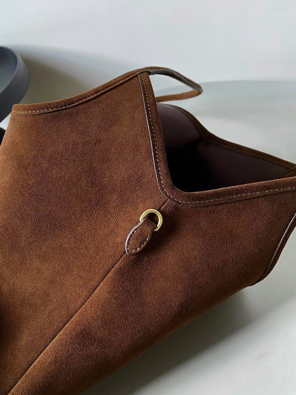 🈶深棕色 𝗠𝗶𝘂𝗠𝗶𝘂 𝐢𝐯𝐲 24秋冬托特 今年棕麂皮系列大人气啊！ 深深的巧克力色，满满秋冬味儿～ 绒面皮每年都会有，但是！！今年这股风刮的特别猛 从秀场到ins博主穿搭，或者线上门店 几乎都有麂皮元素！ 西装款 夹克 风衣 鞋子 包括包包等 延续去年美拉德色系的颜色， 今年的颜色各种各样，有深有浅 但我唯爱咱miu家的这个巧棕色 绝对秋冬氛围感里，最“增质感”的时髦单品！ 35×40cm #F0110m