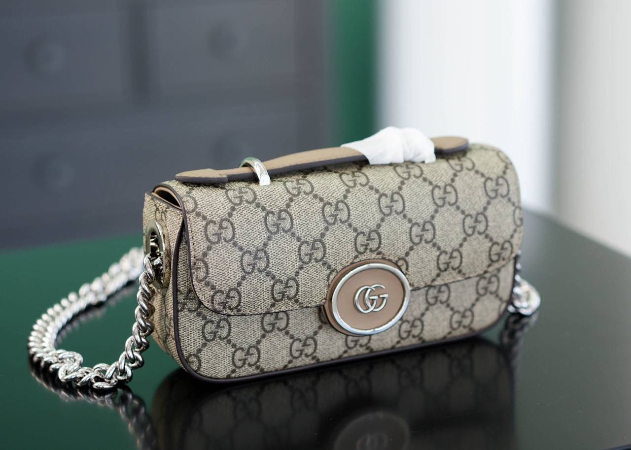 🥯Petite GG系列超迷你手袋 18cm 正品售价¥12.000 GG全新推出的长形包包，轻快又好背 包身硬挺，简单利落很大方~超迷真的特别小巧精致 官方款号 760194 尺寸：18.5x10x4cm