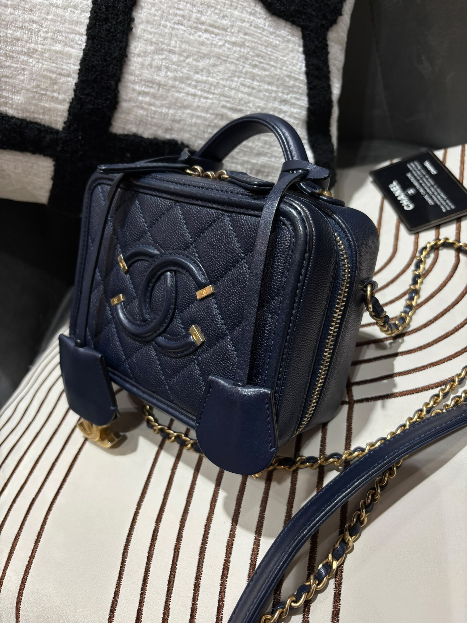 Chanel CC filigree Vanity Small 17cm 深藍色荔枝牛皮金鏈，100%Authentic, 98%New ✅25Card ✅Key lock✅Dust bag✅Box