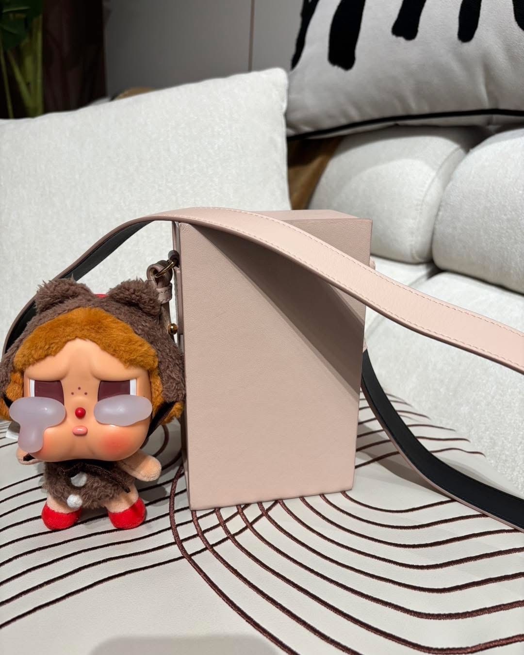 FENDI Calfskin VERTICAL BOX Shoulder bag 100%Authentic,95%new 