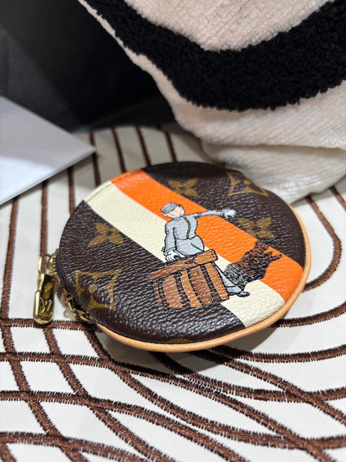 Louis Vuitton LV Bell Boy Coin & Key Case 100%Authentic, 98%New ✅Dust bag