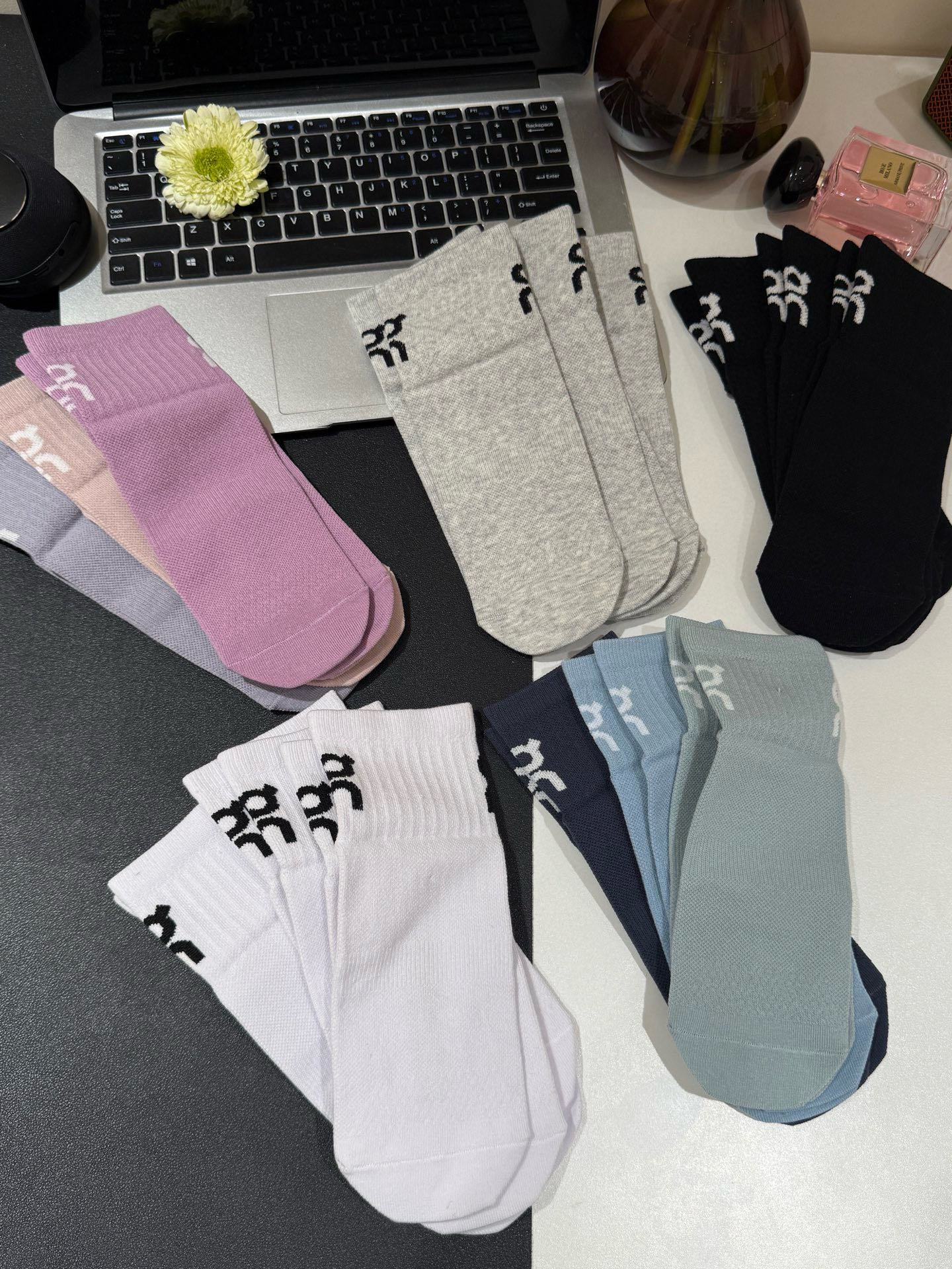 $80套3對。2套起$70套。On 昂跑｜情侶運動跑步襪 🧦