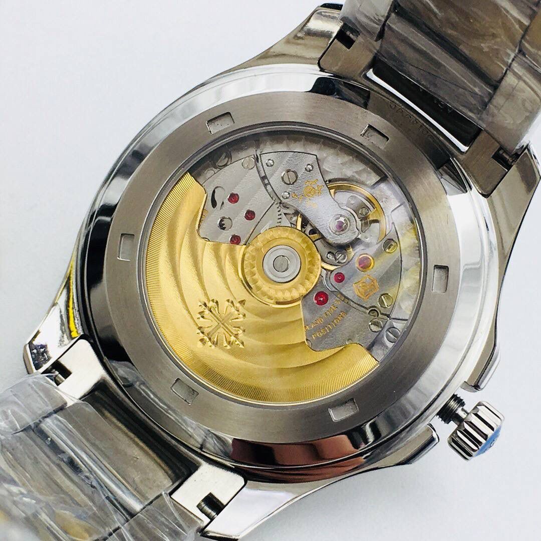 手雷 卓越成就【顶级运动 典藏奢华】—集运动休闲，商务正装一身的Patek Philippe海底探险者系列，杨帆展航，震撼出击（修正市面所有版本的任何不足）【表壳】腕表尺寸40mmX8.6mm。具有高辨识度的PP枕型外壳，仪态万方，佩戴贴手合腕，设计轻巧雅致。每一只工件都是复刻业界顶尖的技术结晶。【技术突破】由美优达9015改PP自产Cal.324 SC机芯——大小夹板光泽流动，宝石轴承鲜艳自然，摆轮位置吻合正品。【卓越成就】1.市场独家购入原版开发 2.市场独家实现摆轮位置与正品吻合 3.是目前市面上最薄仿品。