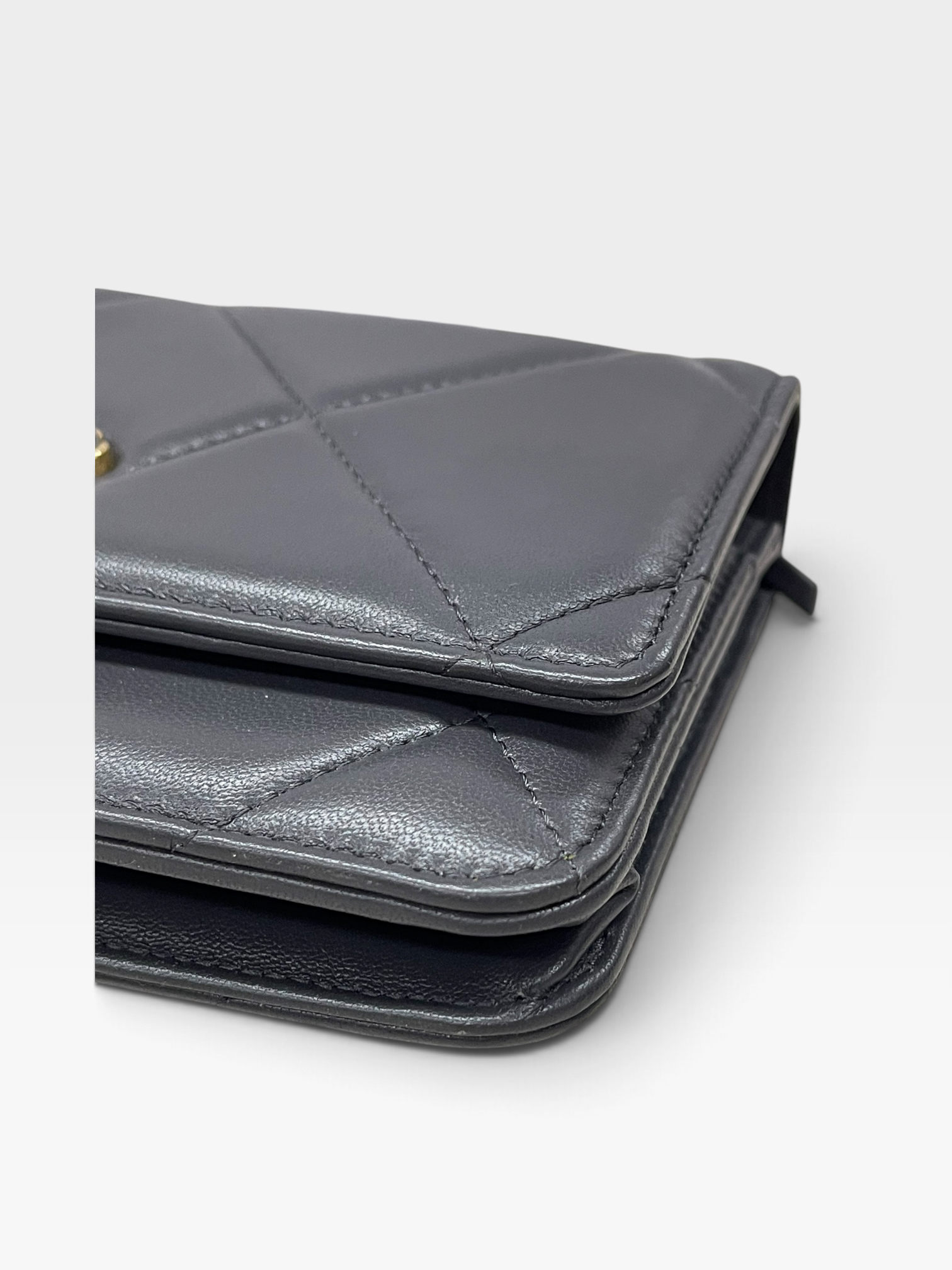 Pre-Owned CHANEL 19 Wallet On Chain / Product Code: 091008