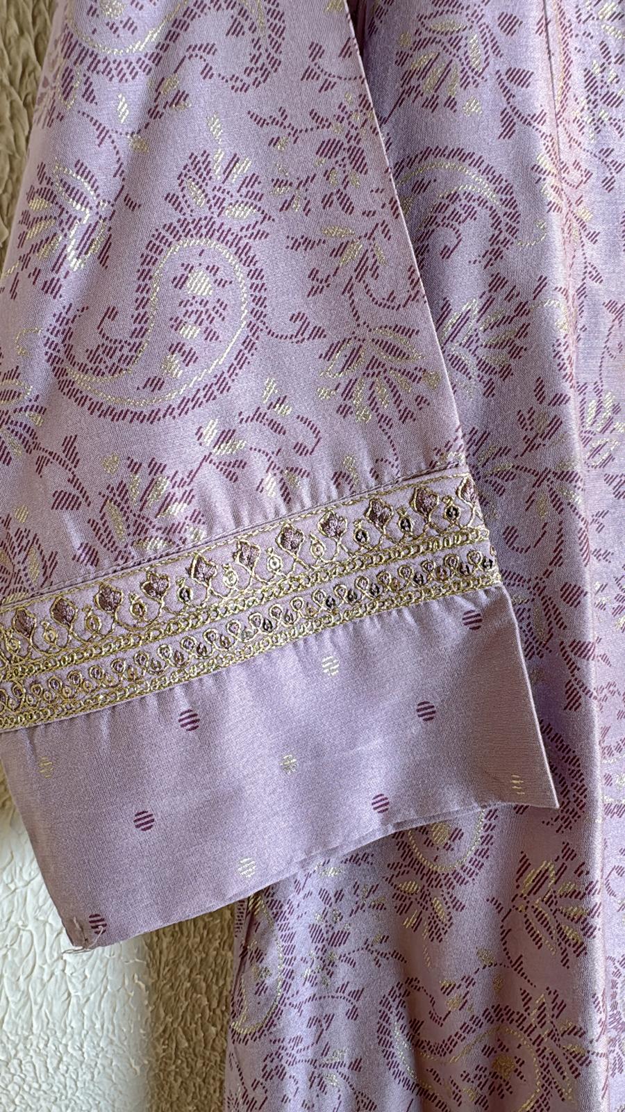 2485 Lavendar Paisley V neck OP 44"