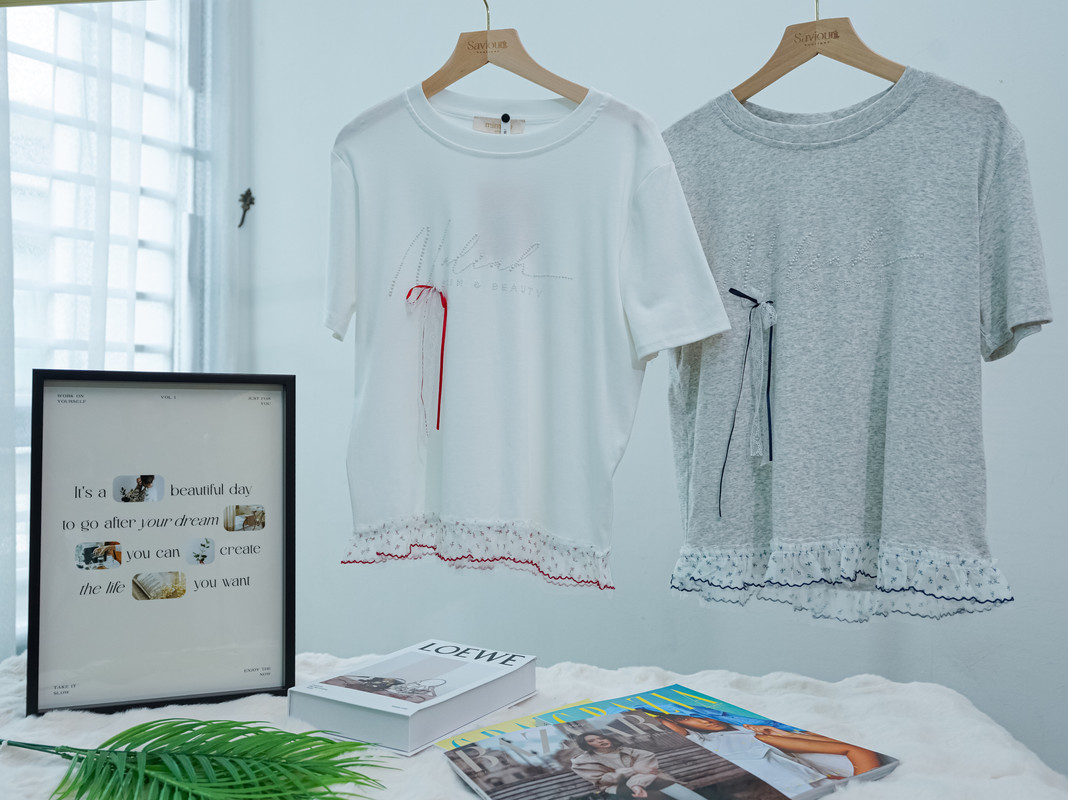 Embroidered Bow Tee with Lace Hem ‖ 蝴蝶结刺绣蕾丝拼接T恤 KR01774409