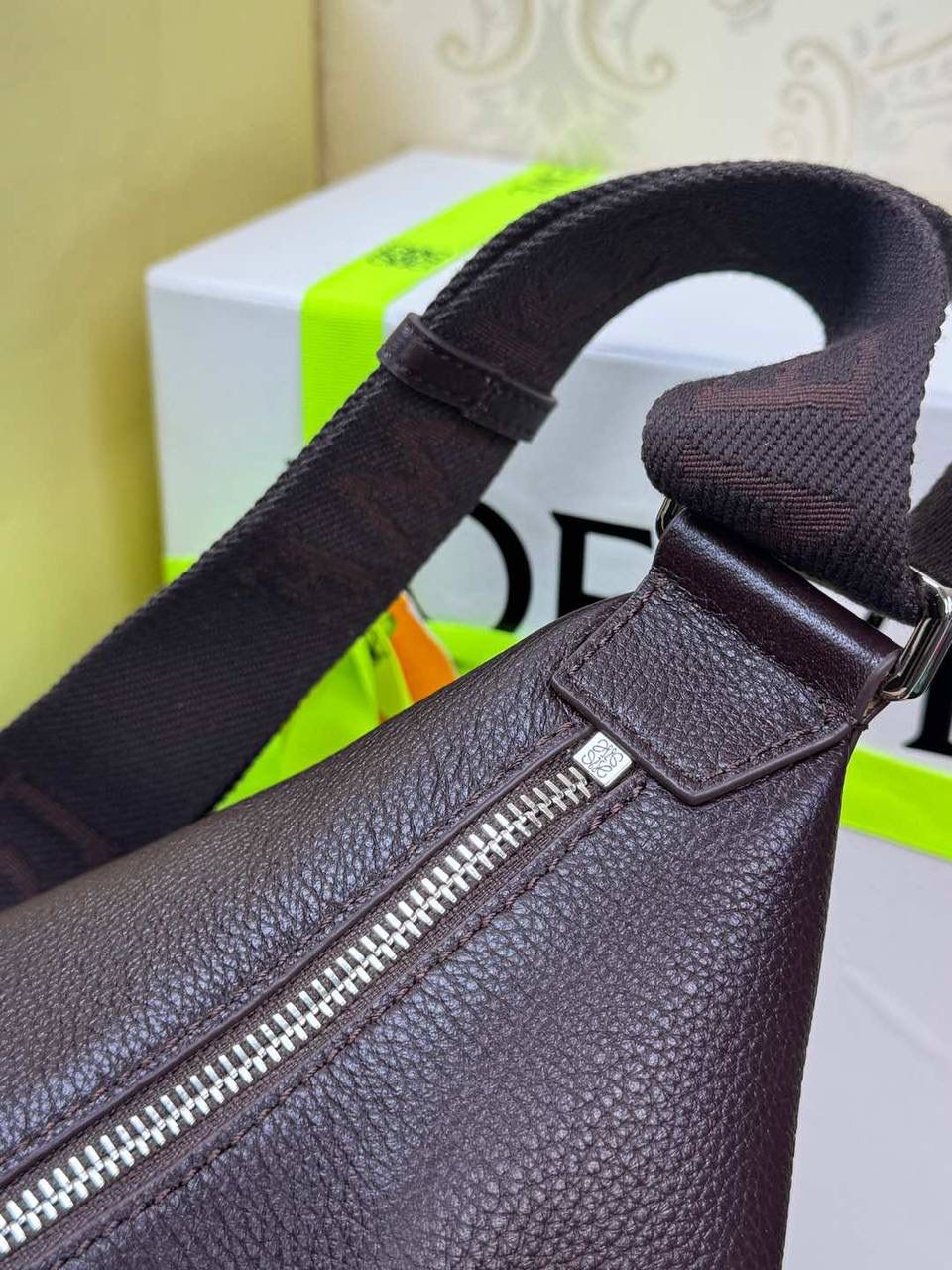 *𝐂𝐮𝐛𝐢 🍓2025最新款 大号斜挎包😎 尺寸:𝟒𝟒-𝟏𝟖-𝟑𝟎cm 编码:062353朱砂红 宽敞且柔软的cubi手袋，粒面牛皮柔软细腻，可任意折叠体形，配有Anagram刺绣提花肩带。 肩带可调节，可斜挎或侧背，拉链封口，绒面内里，内里可置放13/14寸笔记本电脑~